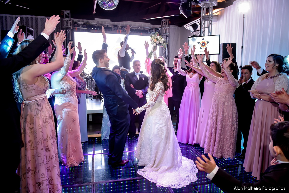 casamento tradicional-fotógrafo-fotógrafo-em-Marília-Noiva-fotógrafo em marília-aliança-casamento-Mari Cabelo Estetica-zankyu-Luciano Arantes-Mara Vieira-Iraides Bevlaqua-Vestido-foto de casamento-Buquê-Banda Frisson-Camila Nery-Patricia Guimarães-wedding