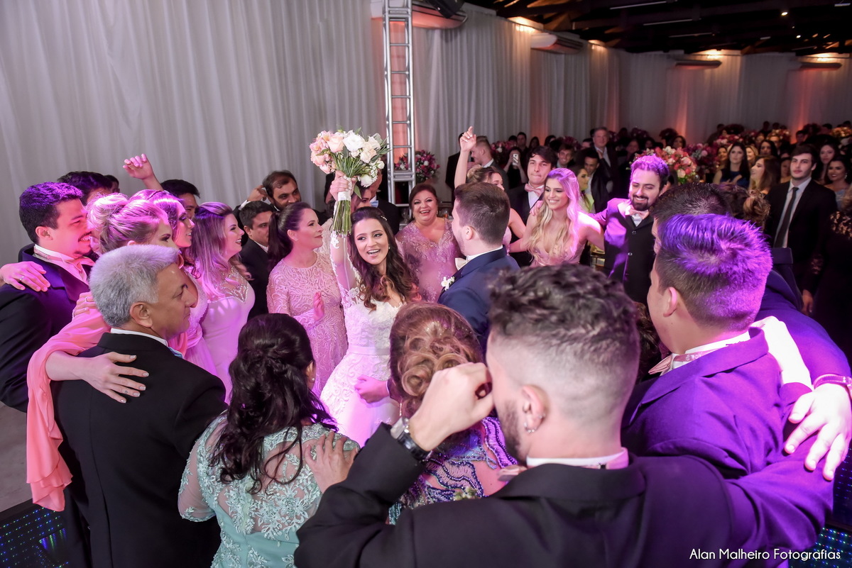 casamento tradicional-fotógrafo-fotógrafo-em-Marília-Noiva-fotógrafo em marília-aliança-casamento-Mari Cabelo Estetica-zankyu-Luciano Arantes-Mara Vieira-Iraides Bevlaqua-Vestido-foto de casamento-Buquê-Banda Frisson-Camila Nery-Patricia Guimarães-wedding