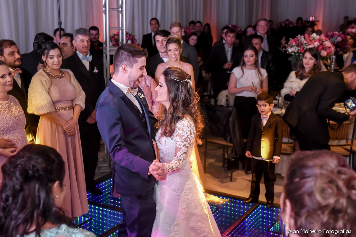 casamento tradicional-fotógrafo-fotógrafo-em-Marília-Noiva-fotógrafo em marília-aliança-casamento-Mari Cabelo Estetica-zankyu-Luciano Arantes-Mara Vieira-Iraides Bevlaqua-Vestido-foto de casamento-Buquê-Banda Frisson-Camila Nery-Patricia Guimarães-wedding