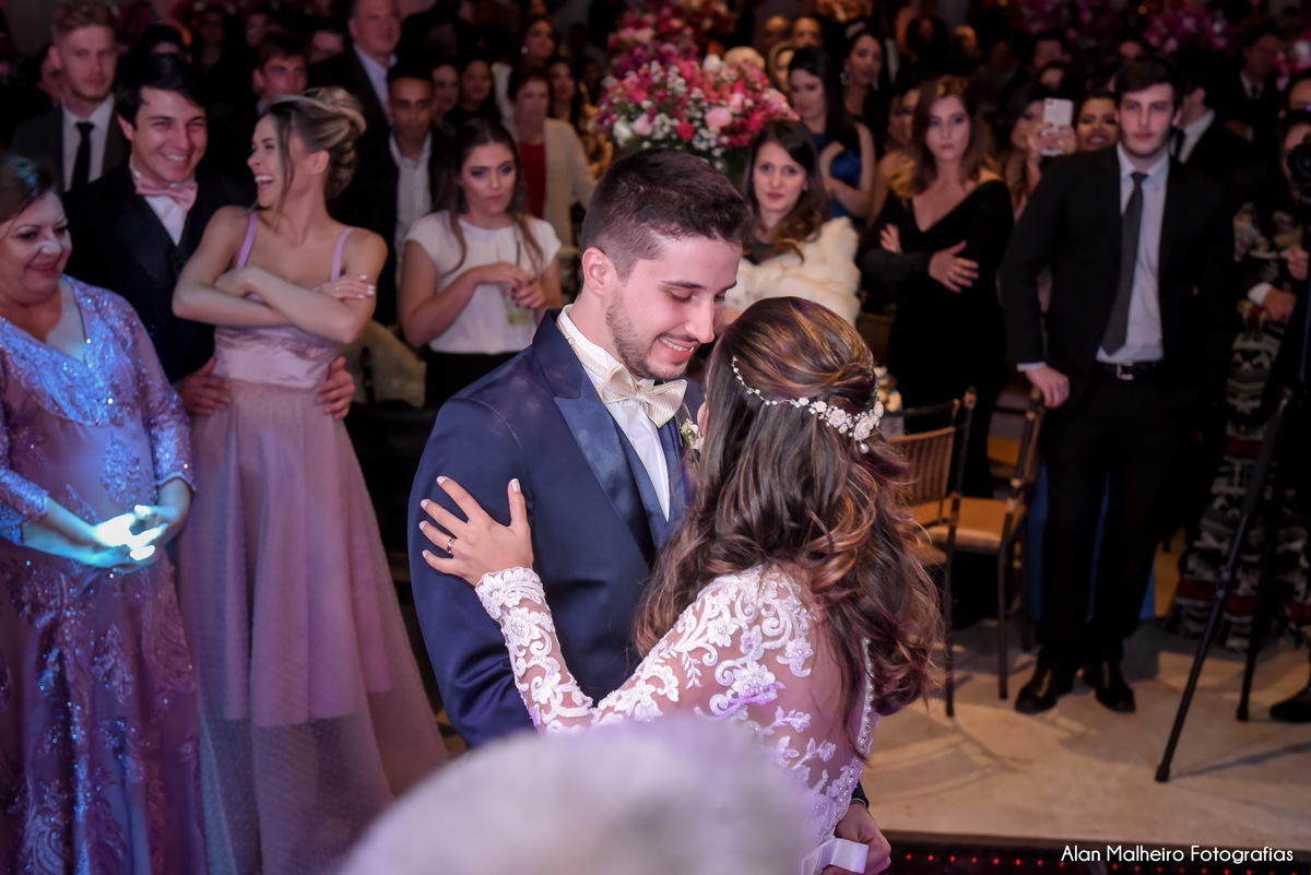 casamento tradicional-fotógrafo-fotógrafo-em-Marília-Noiva-fotógrafo em marília-aliança-casamento-Mari Cabelo Estetica-zankyu-Luciano Arantes-Mara Vieira-Iraides Bevlaqua-Vestido-foto de casamento-Buquê-Banda Frisson-Camila Nery-Patricia Guimarães-wedding