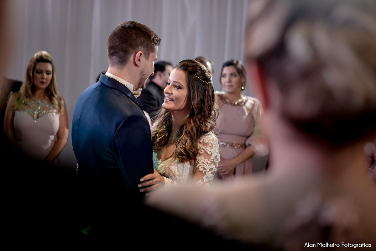 casamento tradicional-fotógrafo-fotógrafo-em-Marília-Noiva-fotógrafo em marília-aliança-casamento-Mari Cabelo Estetica-zankyu-Luciano Arantes-Mara Vieira-Iraides Bevlaqua-Vestido-foto de casamento-Buquê-Banda Frisson-Camila Nery-Patricia Guimarães-wedding