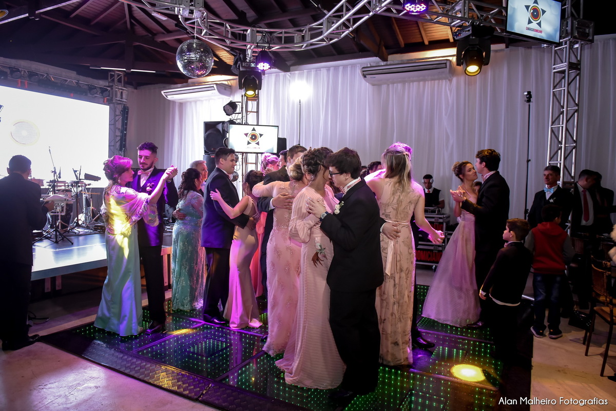 casamento tradicional-fotógrafo-fotógrafo-em-Marília-Noiva-fotógrafo em marília-aliança-casamento-Mari Cabelo Estetica-zankyu-Luciano Arantes-Mara Vieira-Iraides Bevlaqua-Vestido-foto de casamento-Buquê-Banda Frisson-Camila Nery-Patricia Guimarães-wedding