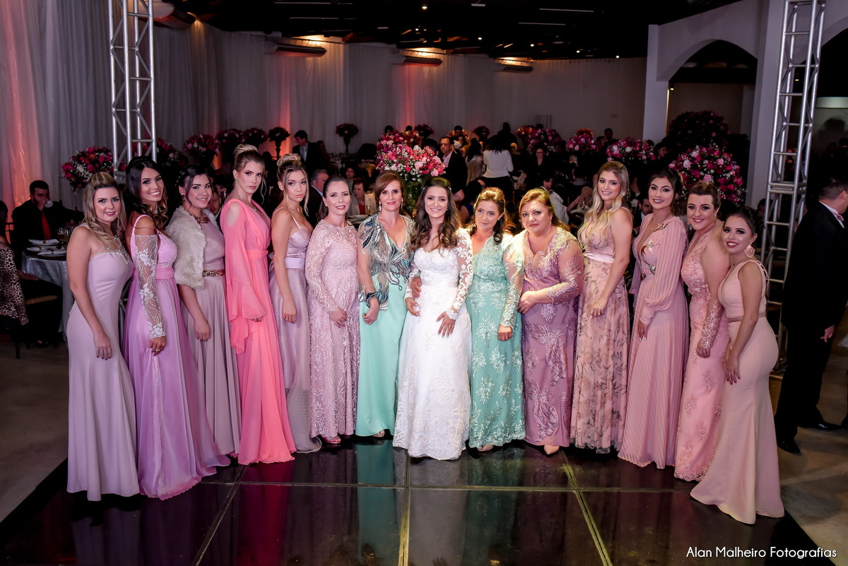 casamento tradicional-fotógrafo-fotógrafo-em-Marília-Noiva-fotógrafo em marília-aliança-casamento-Mari Cabelo Estetica-zankyu-Luciano Arantes-Mara Vieira-Iraides Bevlaqua-Vestido-foto de casamento-Buquê-Banda Frisson-Camila Nery-Patricia Guimarães-wedding