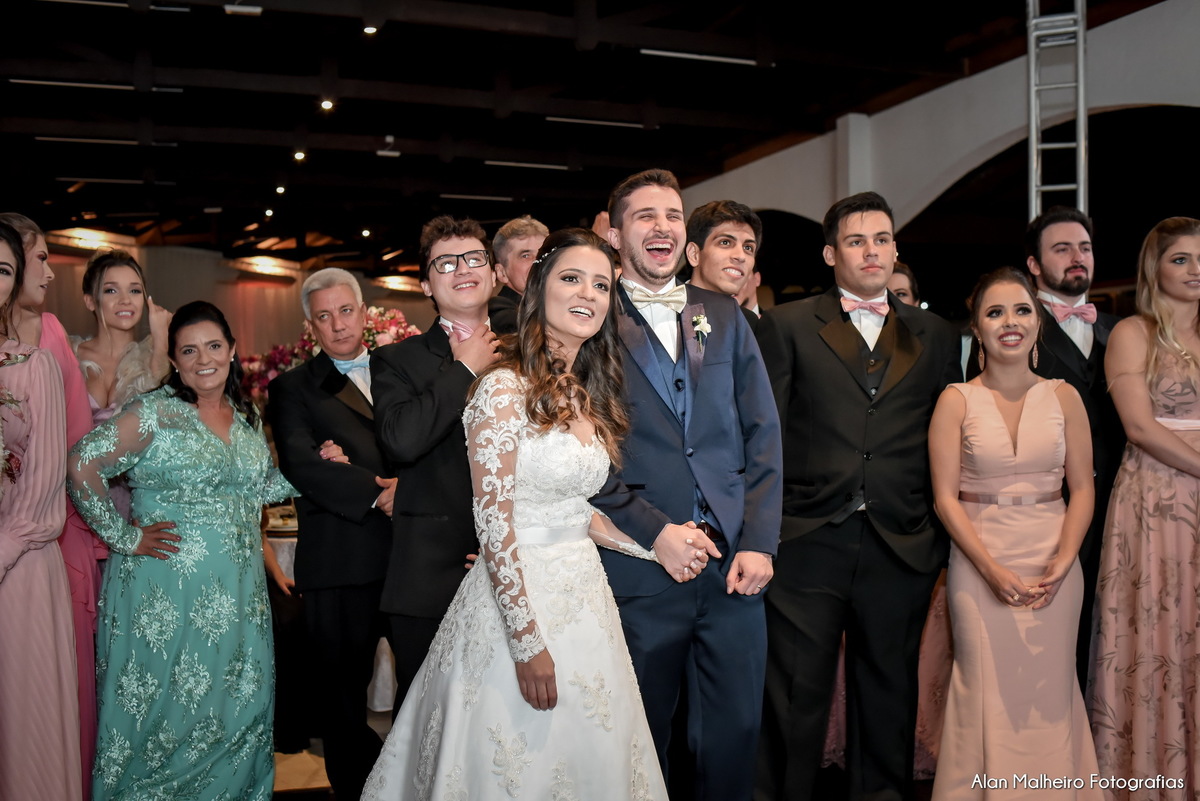 casamento tradicional-fotógrafo-fotógrafo-em-Marília-Noiva-fotógrafo em marília-aliança-casamento-Mari Cabelo Estetica-zankyu-Luciano Arantes-Mara Vieira-Iraides Bevlaqua-Vestido-foto de casamento-Buquê-Banda Frisson-Camila Nery-Patricia Guimarães-wedding