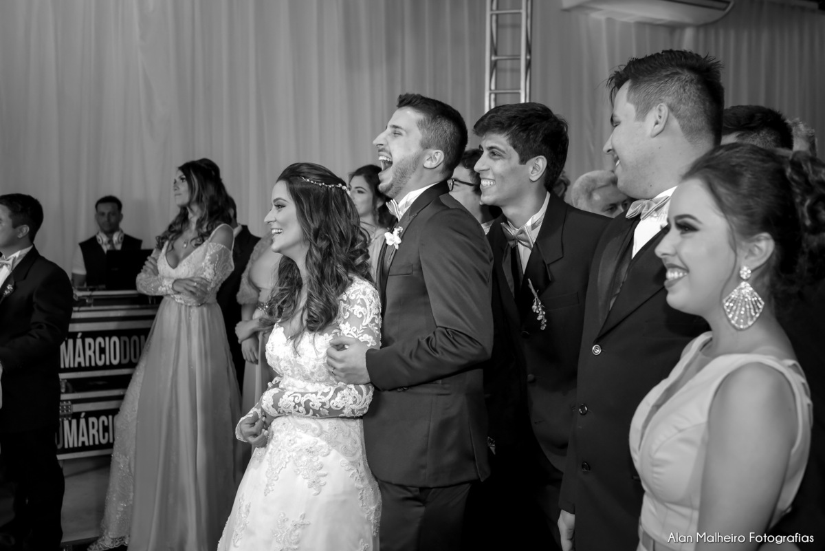 casamento tradicional-fotógrafo-fotógrafo-em-Marília-Noiva-fotógrafo em marília-aliança-casamento-Mari Cabelo Estetica-zankyu-Luciano Arantes-Mara Vieira-Iraides Bevlaqua-Vestido-foto de casamento-Buquê-Banda Frisson-Camila Nery-Patricia Guimarães-wedding