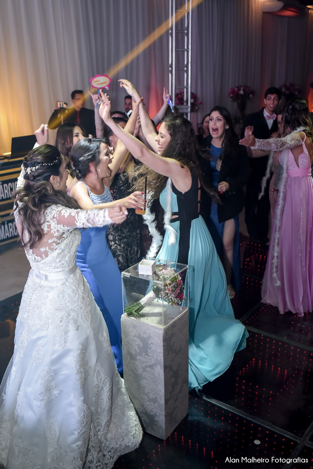 casamento tradicional-fotógrafo-fotógrafo-em-Marília-Noiva-fotógrafo em marília-aliança-casamento-Mari Cabelo Estetica-zankyu-Luciano Arantes-Mara Vieira-Iraides Bevlaqua-Vestido-foto de casamento-Buquê-Banda Frisson-Camila Nery-Patricia Guimarães-wedding