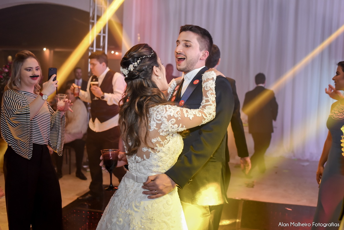 casamento tradicional-fotógrafo-fotógrafo-em-Marília-Noiva-fotógrafo em marília-aliança-casamento-Mari Cabelo Estetica-zankyu-Luciano Arantes-Mara Vieira-Iraides Bevlaqua-Vestido-foto de casamento-Buquê-Banda Frisson-Camila Nery-Patricia Guimarães-wedding