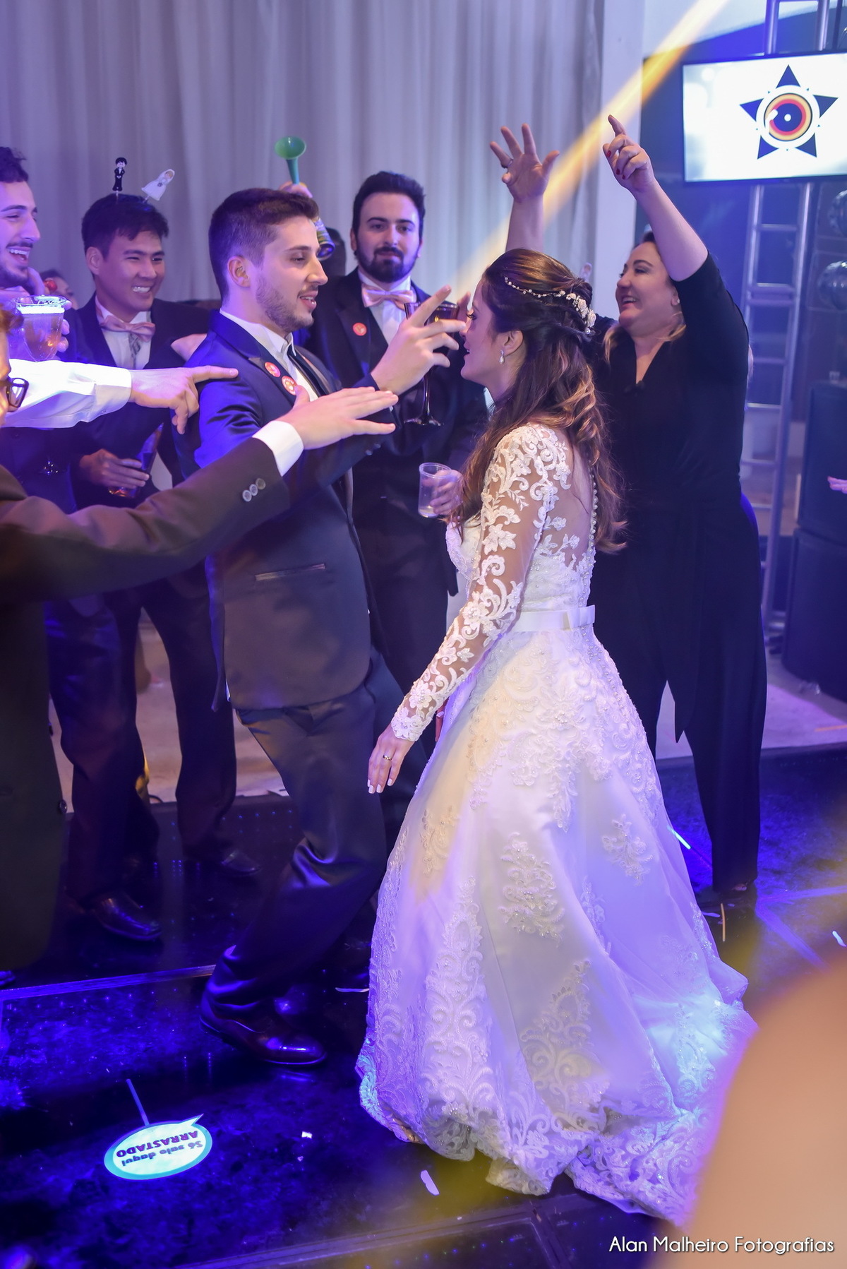 casamento tradicional-fotógrafo-fotógrafo-em-Marília-Noiva-fotógrafo em marília-aliança-casamento-Mari Cabelo Estetica-zankyu-Luciano Arantes-Mara Vieira-Iraides Bevlaqua-Vestido-foto de casamento-Buquê-Banda Frisson-Camila Nery-Patricia Guimarães-wedding