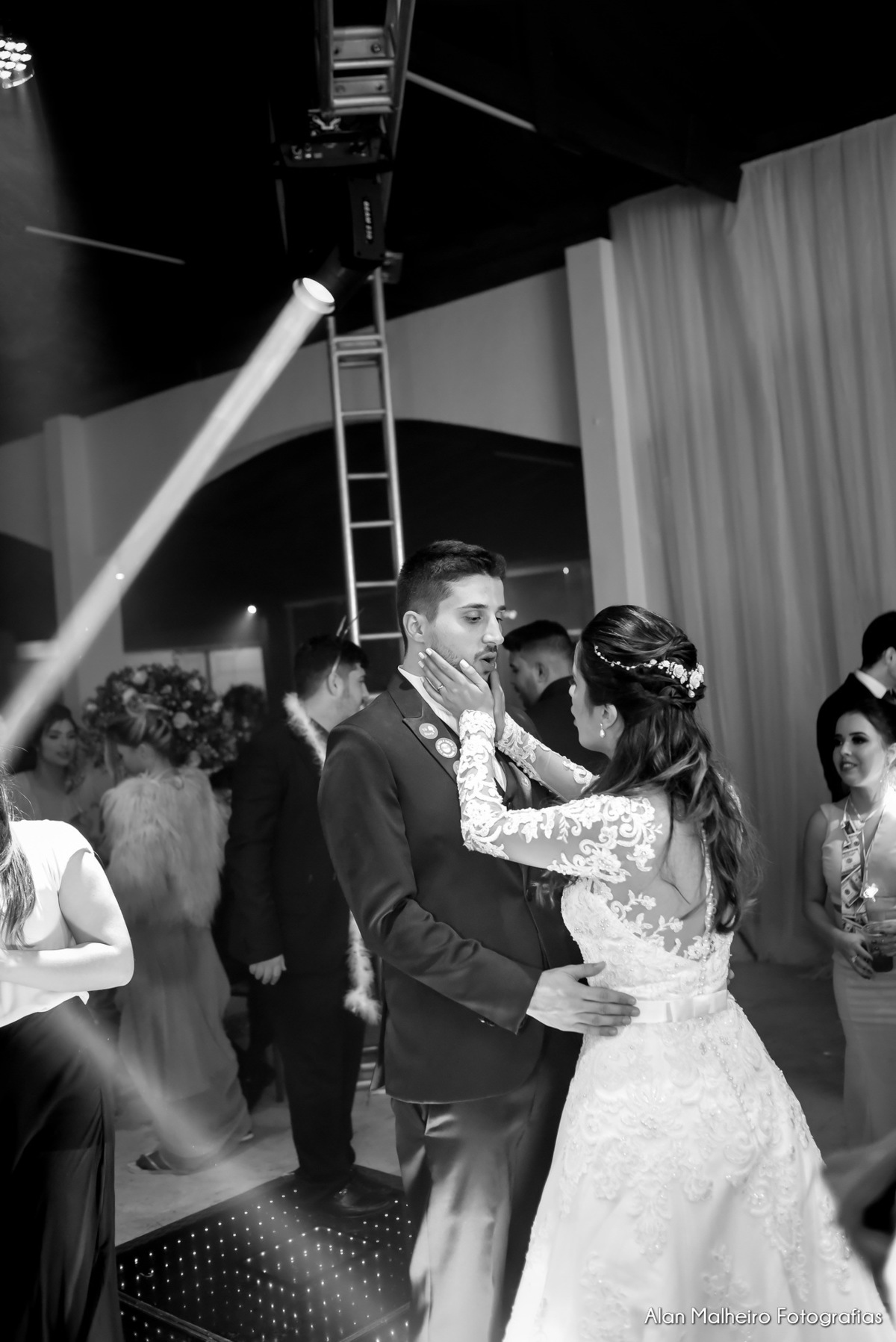 casamento tradicional-fotógrafo-fotógrafo-em-Marília-Noiva-fotógrafo em marília-aliança-casamento-Mari Cabelo Estetica-zankyu-Luciano Arantes-Mara Vieira-Iraides Bevlaqua-Vestido-foto de casamento-Buquê-Banda Frisson-Camila Nery-Patricia Guimarães-wedding