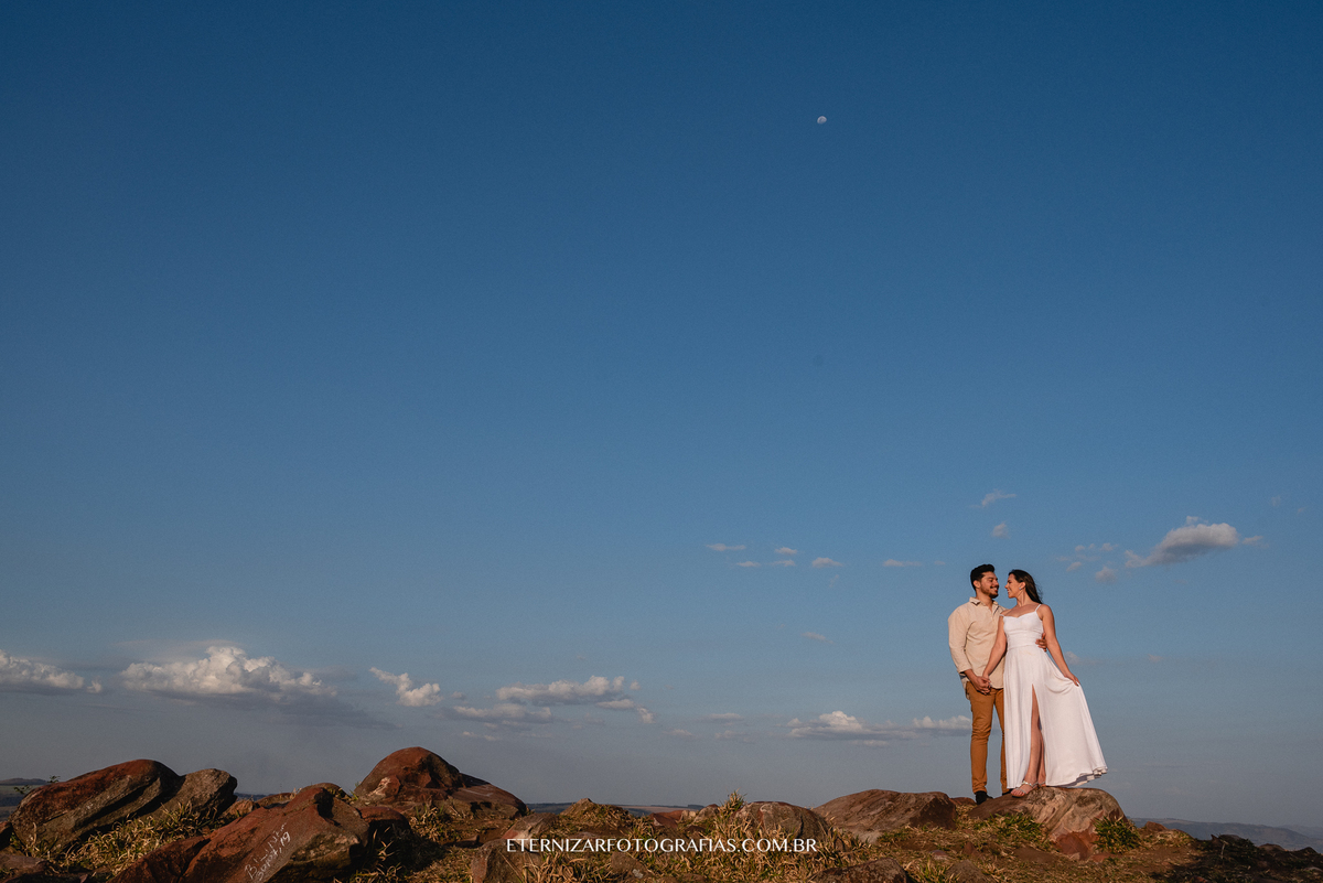 CASAL NO POR DO SOL
ENSAIO DE CASAL
ENSAIO PRÉ CASAMENTO
NOIVOS 
FOTOGRAFIA DE ENSAIO DE CASAL
PRE WEDDING EM MONTANHA
CASAL NO VENTO