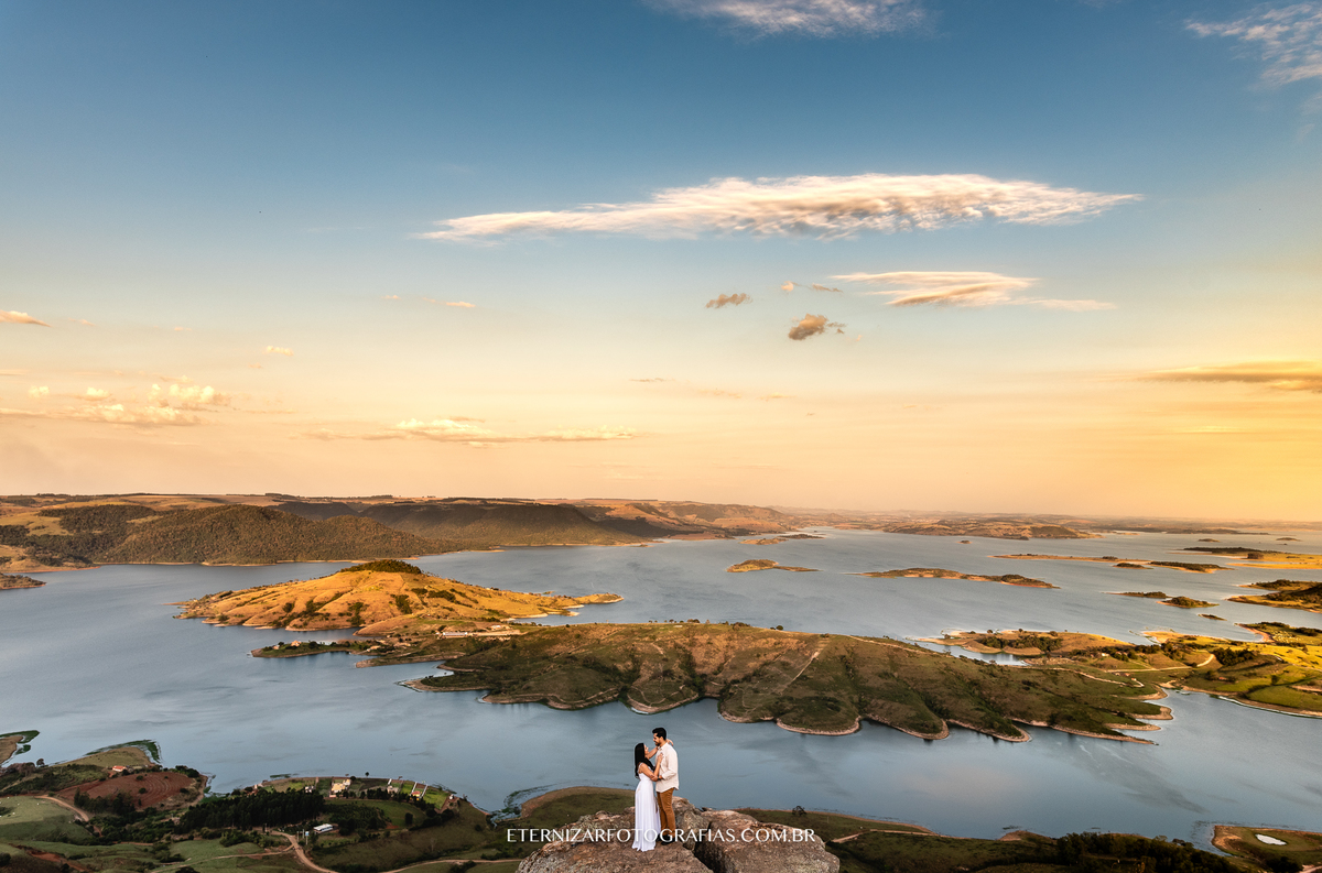CASAL NO POR DO SOL
ENSAIO DE CASAL
ENSAIO PRÉ CASAMENTO
NOIVOS 
FOTOGRAFIA DE ENSAIO DE CASAL
PRE WEDDING EM MONTANHA
CASAL ABRAÇANDO 