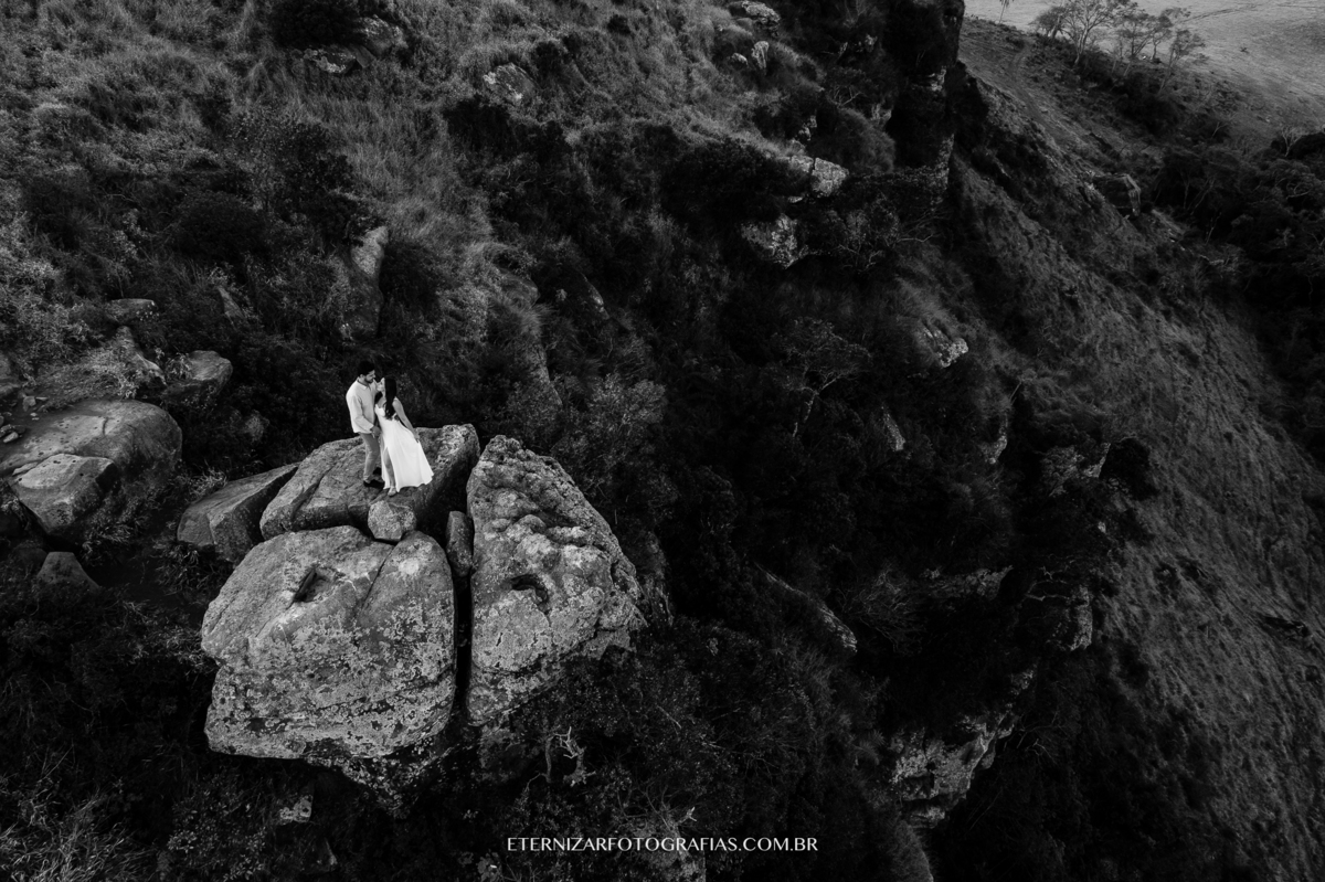 CASAL NO POR DO SOL
ENSAIO DE CASAL
ENSAIO PRÉ CASAMENTO
NOIVOS 
FOTOGRAFIA DE ENSAIO DE CASAL
PRE WEDDING EM MONTANHA
CASAL NA PEDRA