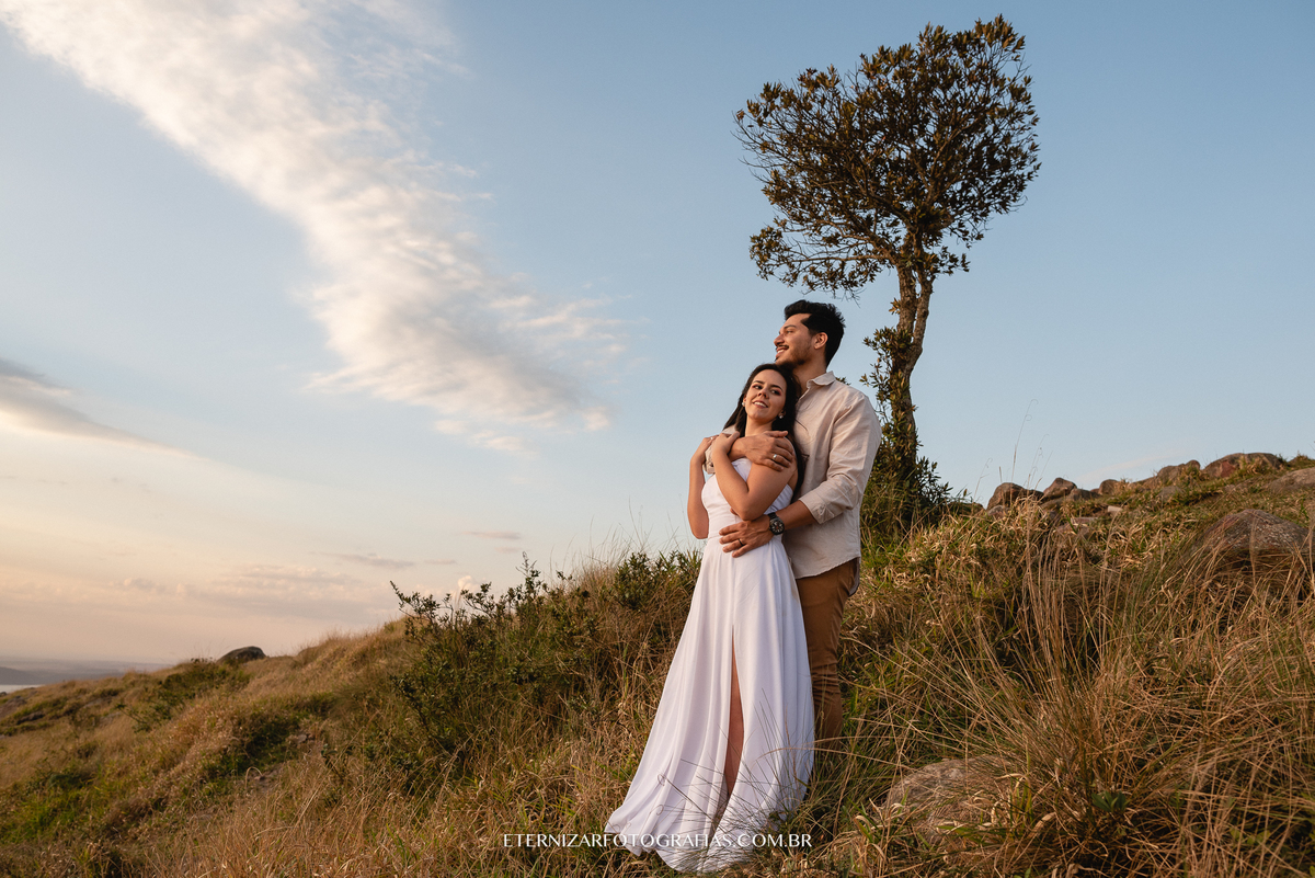 CASAL NO POR DO SOL
ENSAIO DE CASAL
ENSAIO PRÉ CASAMENTO
NOIVOS 
FOTOGRAFIA DE ENSAIO DE CASAL
PRE WEDDING EM MONTANHA
CASAL ABRAÇADINHO