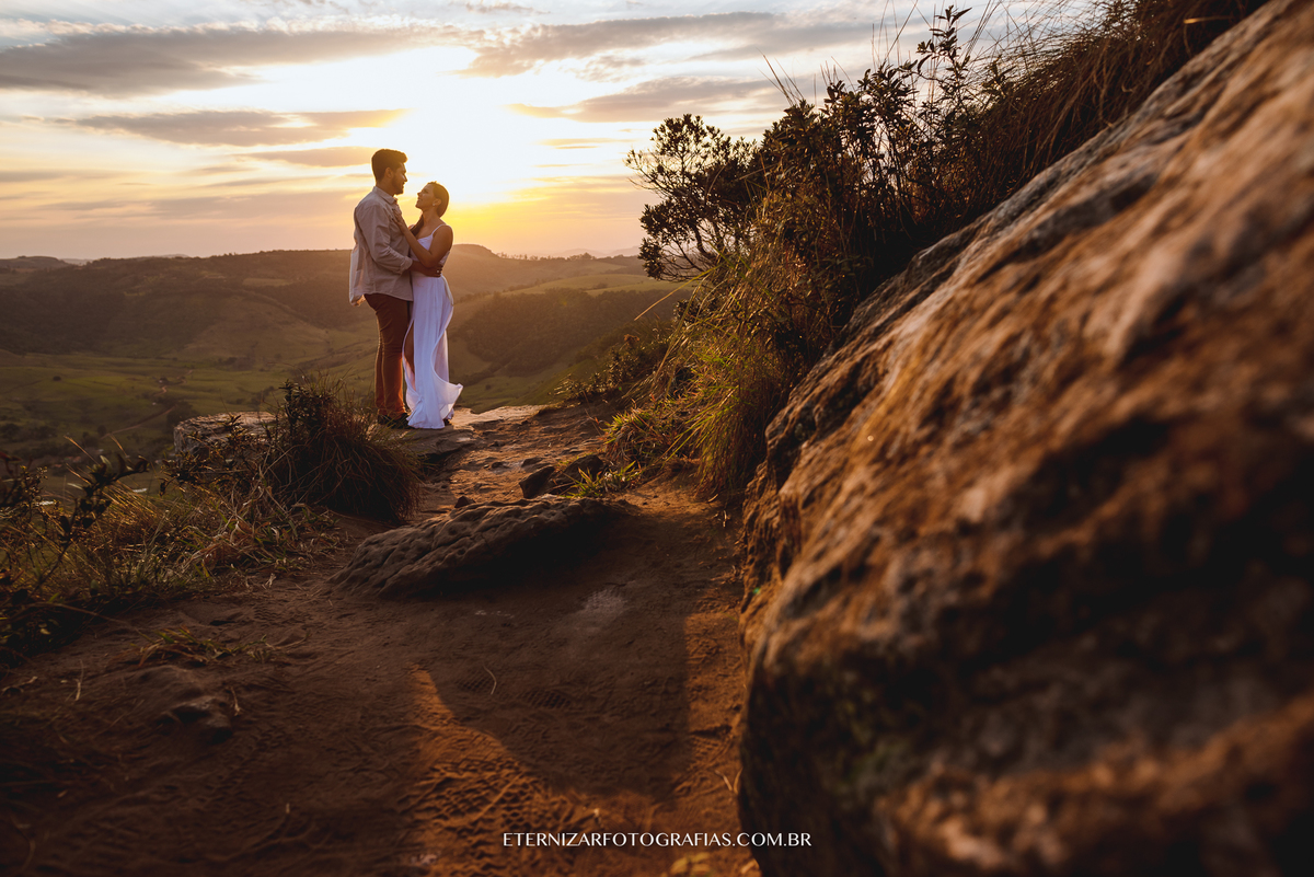 CASAL NO POR DO SOL
ENSAIO DE CASAL
ENSAIO PRÉ CASAMENTO
NOIVOS 
FOTOGRAFIA DE ENSAIO DE CASAL
PRE WEDDING EM MONTANHA
