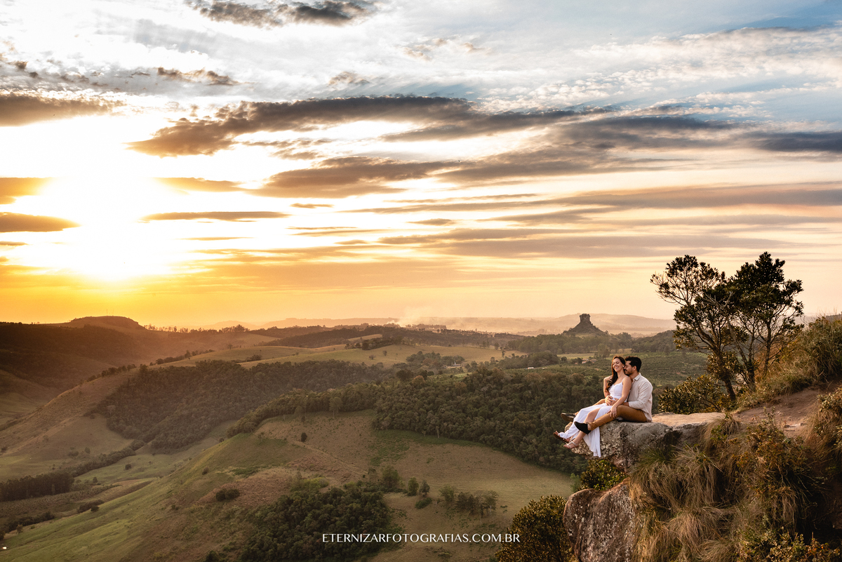 CASAL NO POR DO SOL
ENSAIO DE CASAL
ENSAIO PRÉ CASAMENTO
NOIVOS 
FOTOGRAFIA DE ENSAIO DE CASAL
PRE WEDDING EM MONTANHA
CASAL SENTADO NA PEDRA