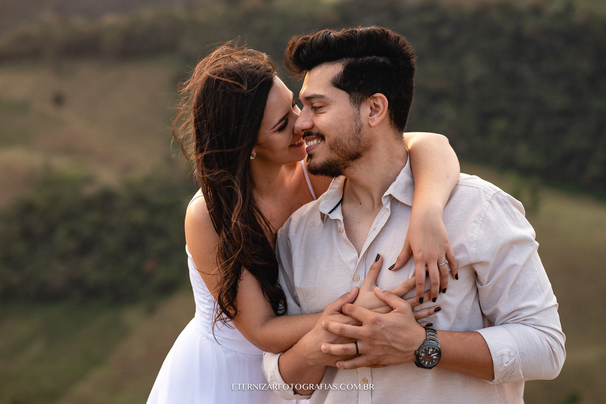 CASAL NO POR DO SOL
ENSAIO DE CASAL
ENSAIO PRÉ CASAMENTO
NOIVOS 
FOTOGRAFIA DE ENSAIO DE CASAL
PRE WEDDING EM MONTANHA
NOIVA ABRAÇANDO