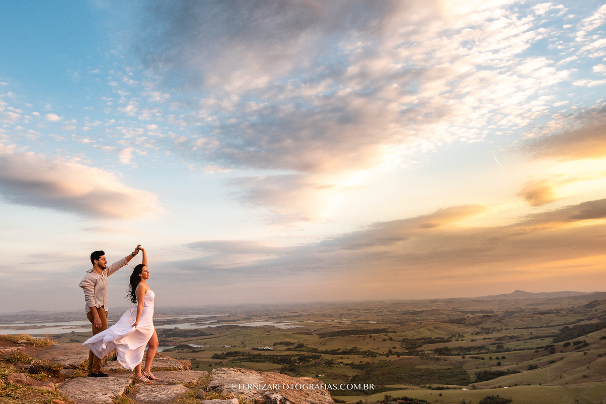 CASAL NO POR DO SOL
ENSAIO DE CASAL
ENSAIO PRÉ CASAMENTO
NOIVOS 
FOTOGRAFIA DE ENSAIO DE CASAL
PRE WEDDING EM MONTANHA
CASAL DANÇANDO