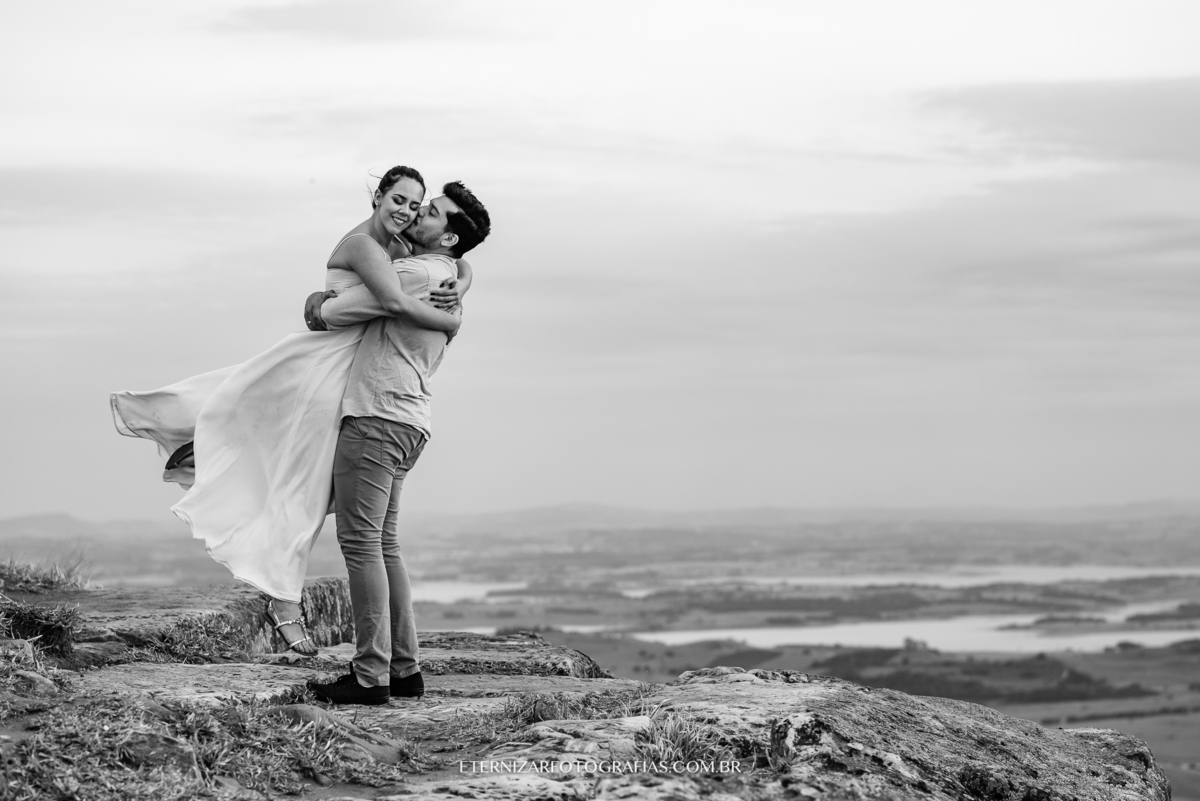 CASAL NO POR DO SOL
ENSAIO DE CASAL
ENSAIO PRÉ CASAMENTO
NOIVOS 
FOTOGRAFIA DE ENSAIO DE CASAL
PRE WEDDING EM MONTANHA
CASAL PULANDO