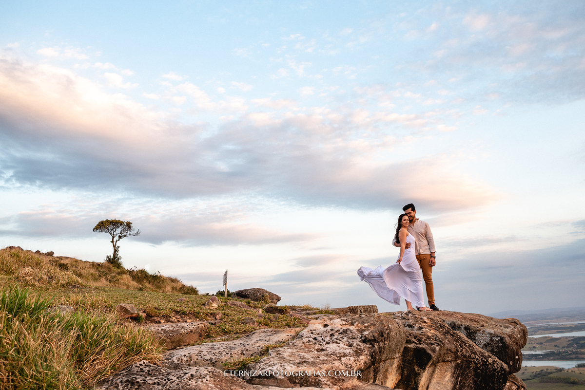 CASAL NO POR DO SOL
ENSAIO DE CASAL
ENSAIO PRÉ CASAMENTO
NOIVOS 
FOTOGRAFIA DE ENSAIO DE CASAL
PRE WEDDING EM MONTANHA
