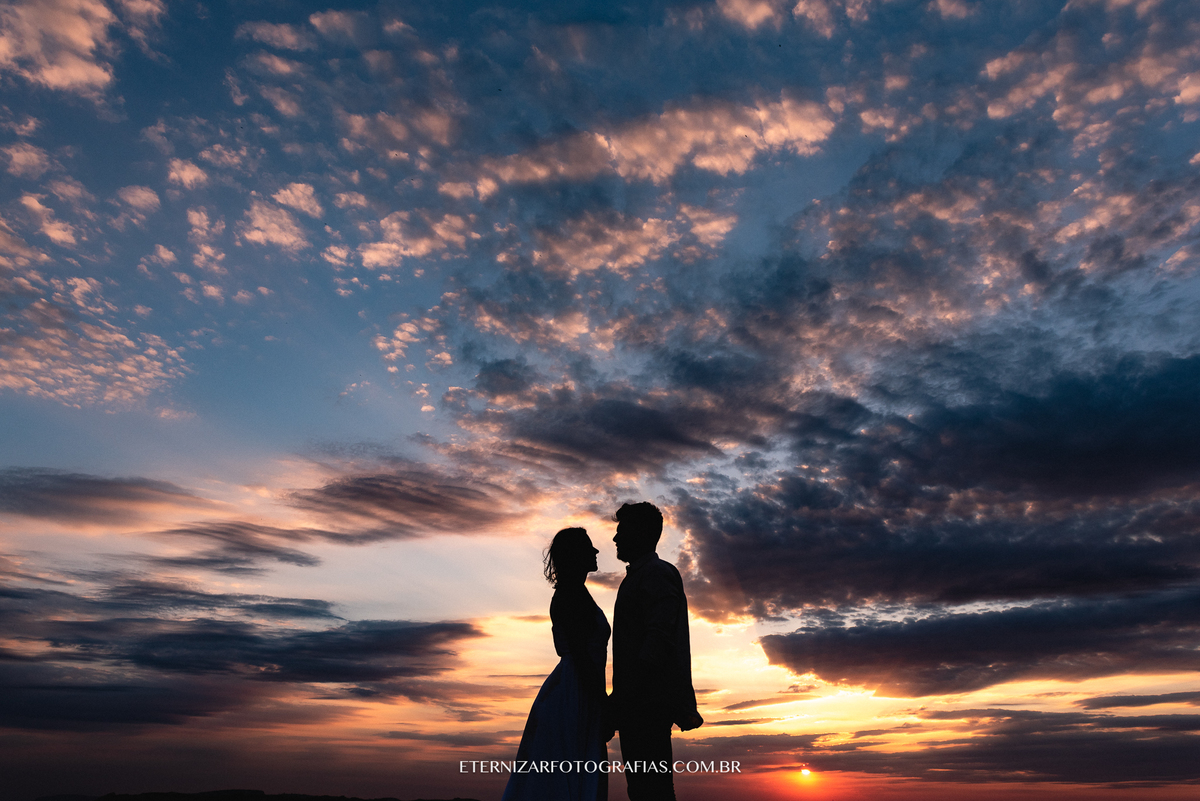 CASAL NO POR DO SOL
ENSAIO DE CASAL
ENSAIO PRÉ CASAMENTO
NOIVOS 
FOTOGRAFIA DE ENSAIO DE CASAL
PRE WEDDING EM MONTANHA