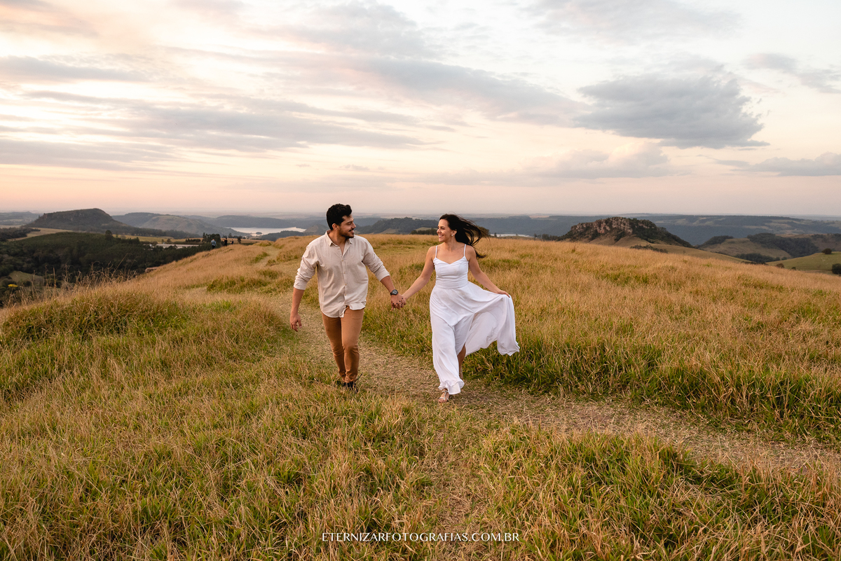CASAL NO POR DO SOL
ENSAIO DE CASAL
ENSAIO PRÉ CASAMENTO
NOIVOS 
FOTOGRAFIA DE ENSAIO DE CASAL
PRE WEDDING EM MONTANHA