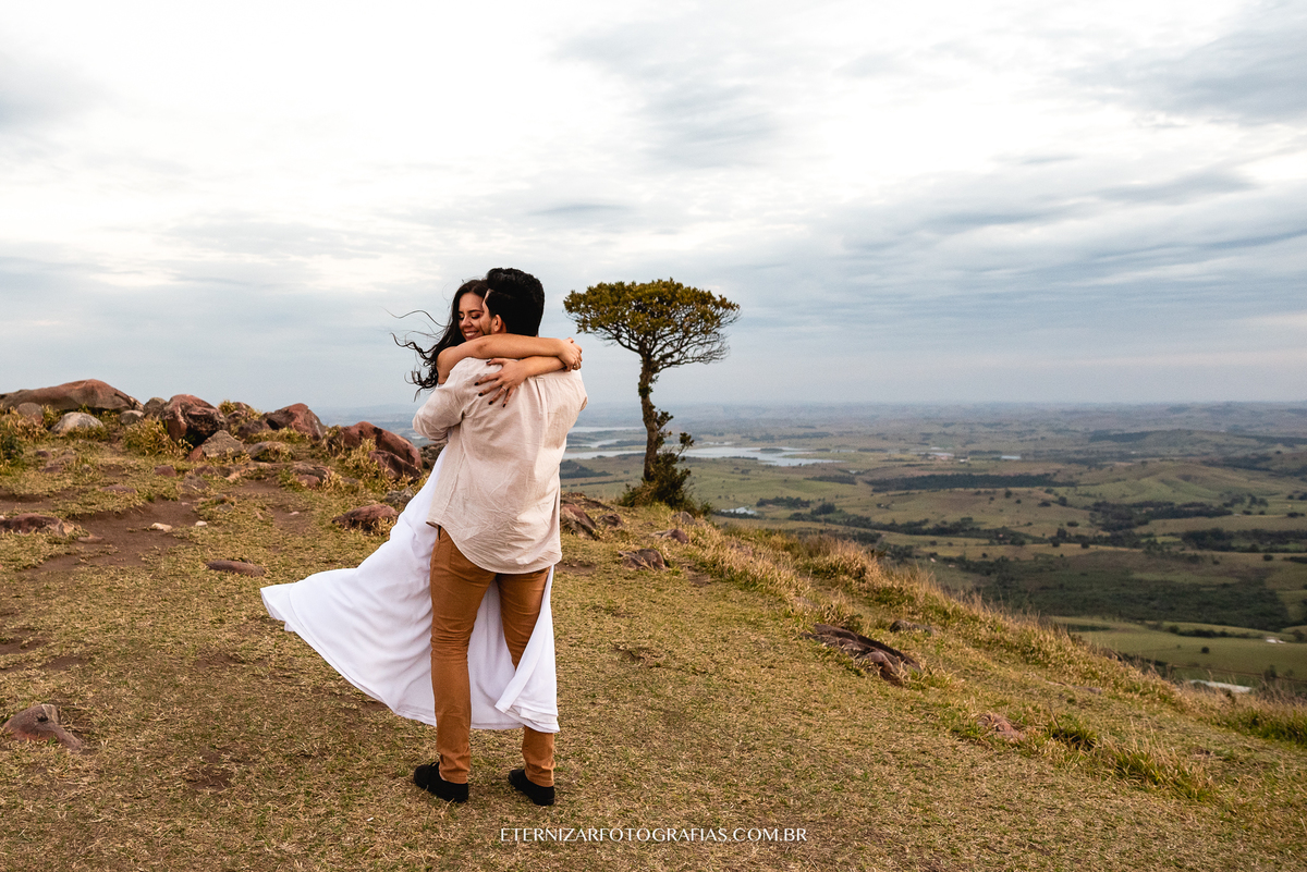 CASAL NO POR DO SOL
ENSAIO DE CASAL
ENSAIO PRÉ CASAMENTO
NOIVOS 
FOTOGRAFIA DE ENSAIO DE CASAL
PRE WEDDING EM MONTANHA