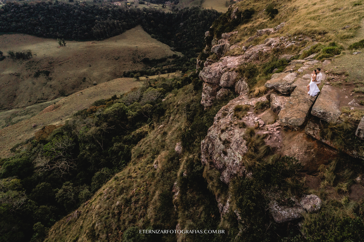 CASAL NO POR DO SOL
ENSAIO DE CASAL
ENSAIO PRÉ CASAMENTO
NOIVOS 
FOTOGRAFIA DE ENSAIO DE CASAL
PRE WEDDING EM MONTANHA