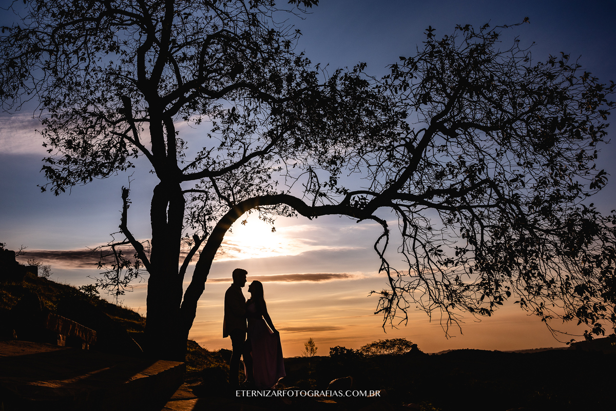 CASAL NO POR DO SOL
ENSAIO DE CASAL
ENSAIO PRÉ CASAMENTO
NOIVOS 
FOTOGRAFIA DE ENSAIO DE CASAL
PRE WEDDING EM MONTANHA
POR DO SOL 