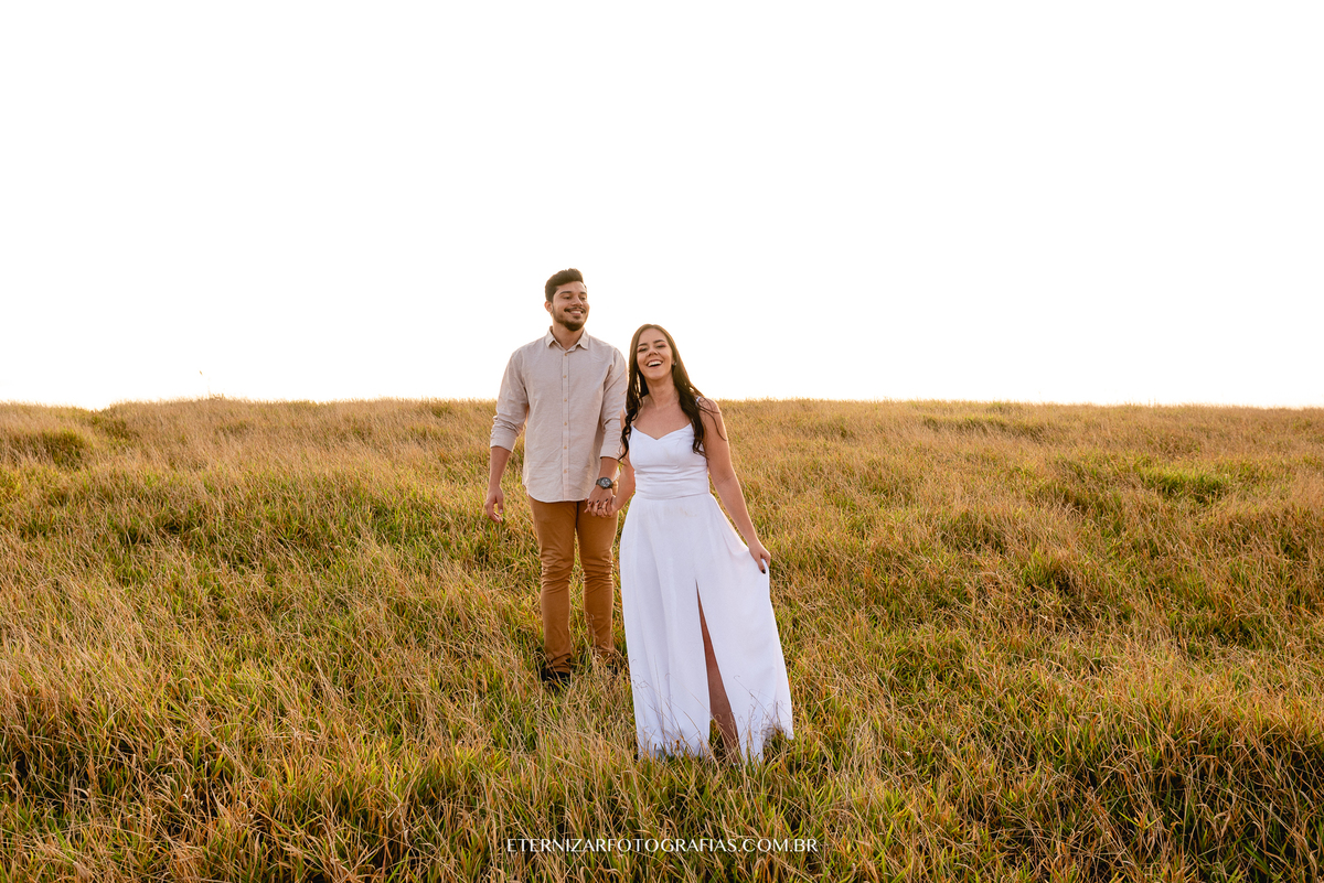 CASAL NO POR DO SOL
ENSAIO DE CASAL
ENSAIO PRÉ CASAMENTO
NOIVOS 
FOTOGRAFIA DE ENSAIO DE CASAL
PRE WEDDING EM MONTANHA
CASAL CAMINHANDO