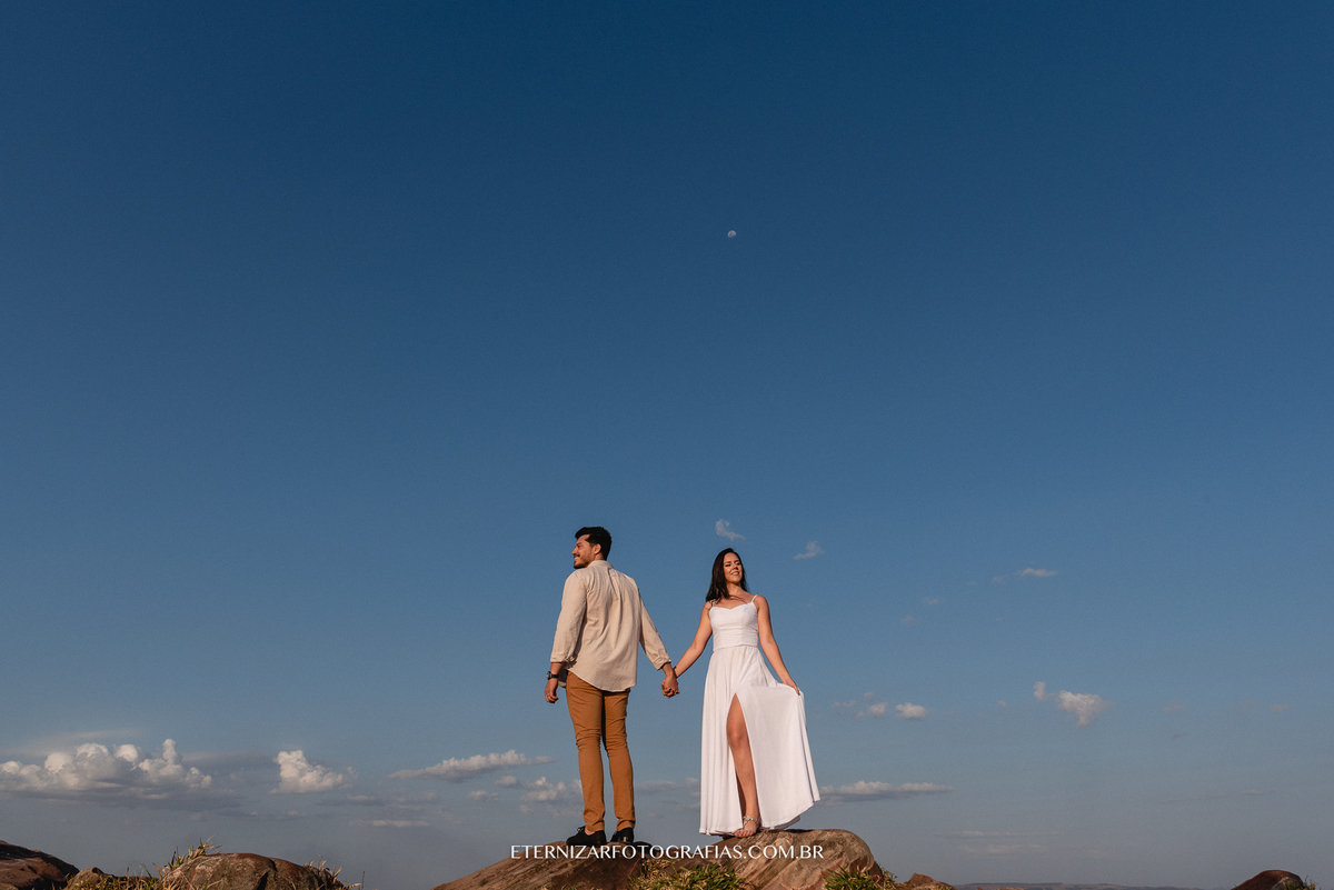 CASAL NO POR DO SOL
ENSAIO DE CASAL
ENSAIO PRÉ CASAMENTO
NOIVOS 
FOTOGRAFIA DE ENSAIO DE CASAL
PRE WEDDING EM MONTANHA
CASAL POSANDO