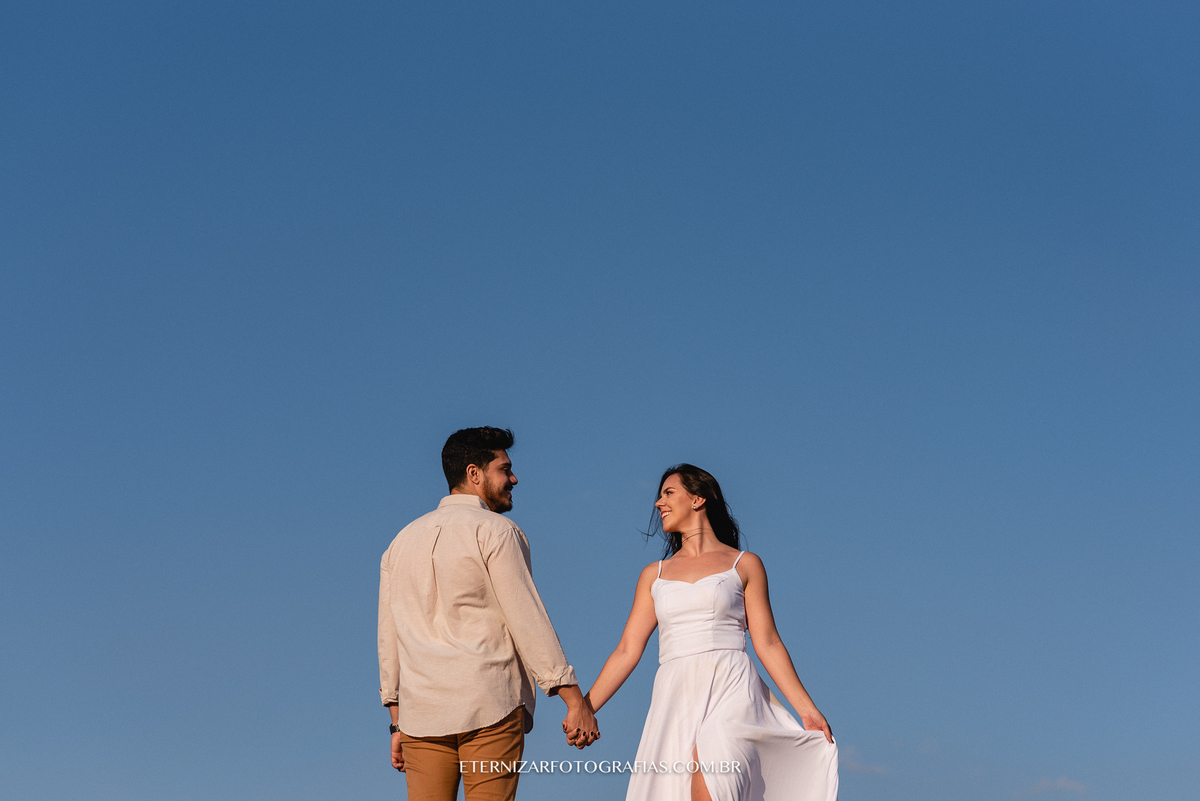 CASAL NO POR DO SOL
ENSAIO DE CASAL
ENSAIO PRÉ CASAMENTO
NOIVOS 
FOTOGRAFIA DE ENSAIO DE CASAL
PRE WEDDING EM MONTANHA
CASAL SE OLHANDO