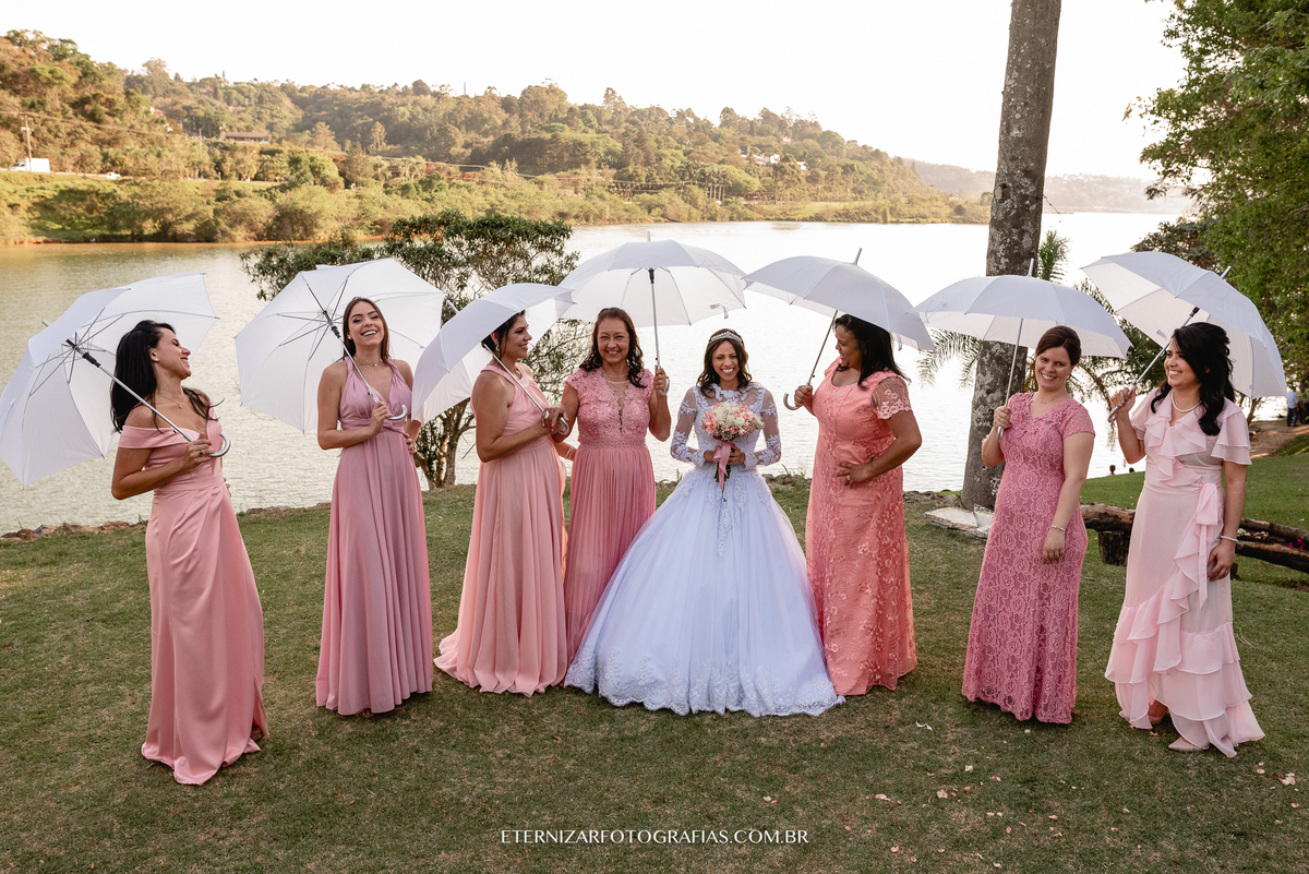 MADRINHAS COM A NOIVA E SOMBRINHAS