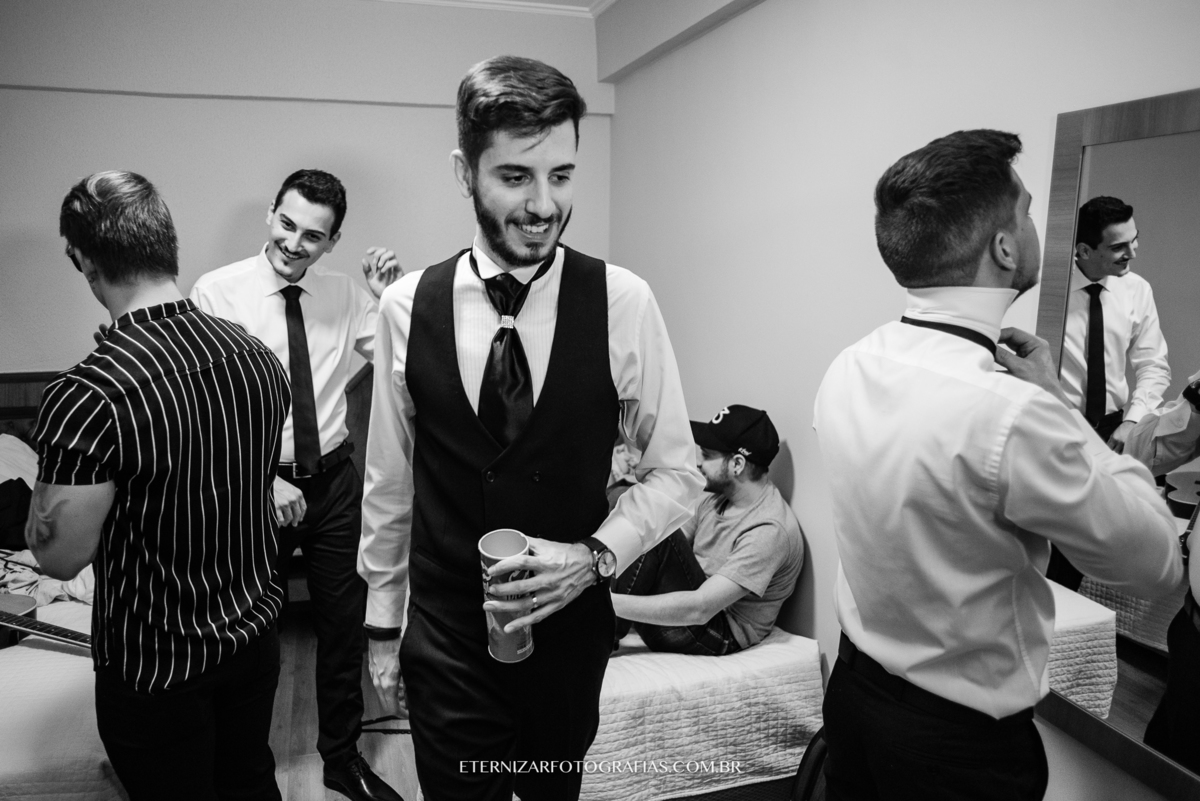 MAKING OF NOIVO
NOIVO COM AMIGOS
FOTOGRAFO DE CASAMENTO BAURU-SP