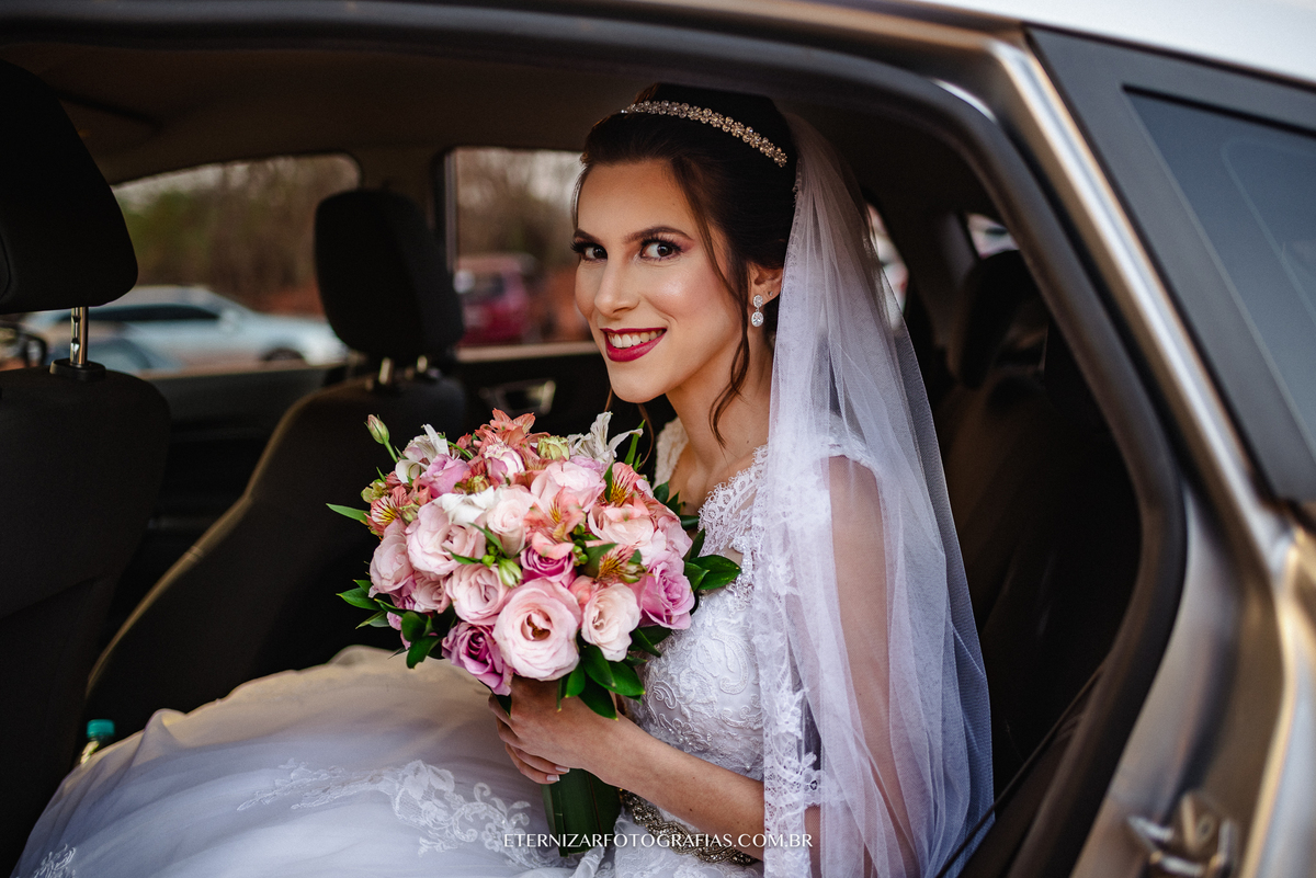 FOTO NOIVA NO CARRO