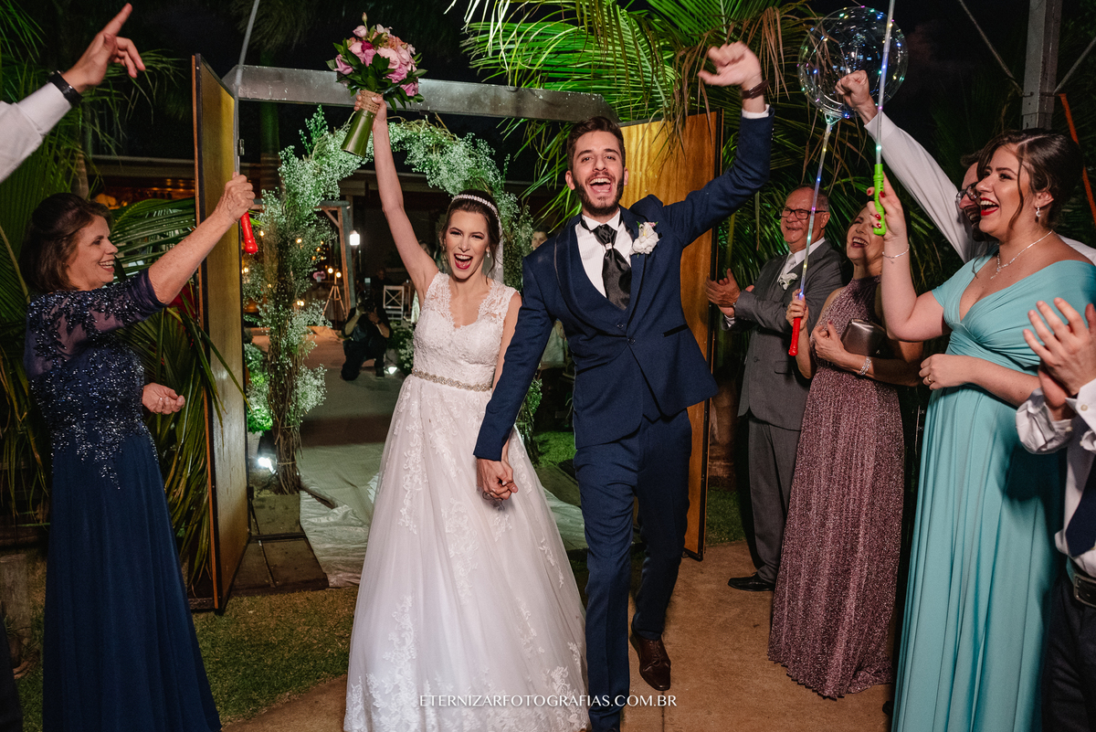 SAIDA DOS NOIVOS 
SAIDA DOS NOIVOS COM BALÃO DE LED
CASAMENTO NO CAMPO