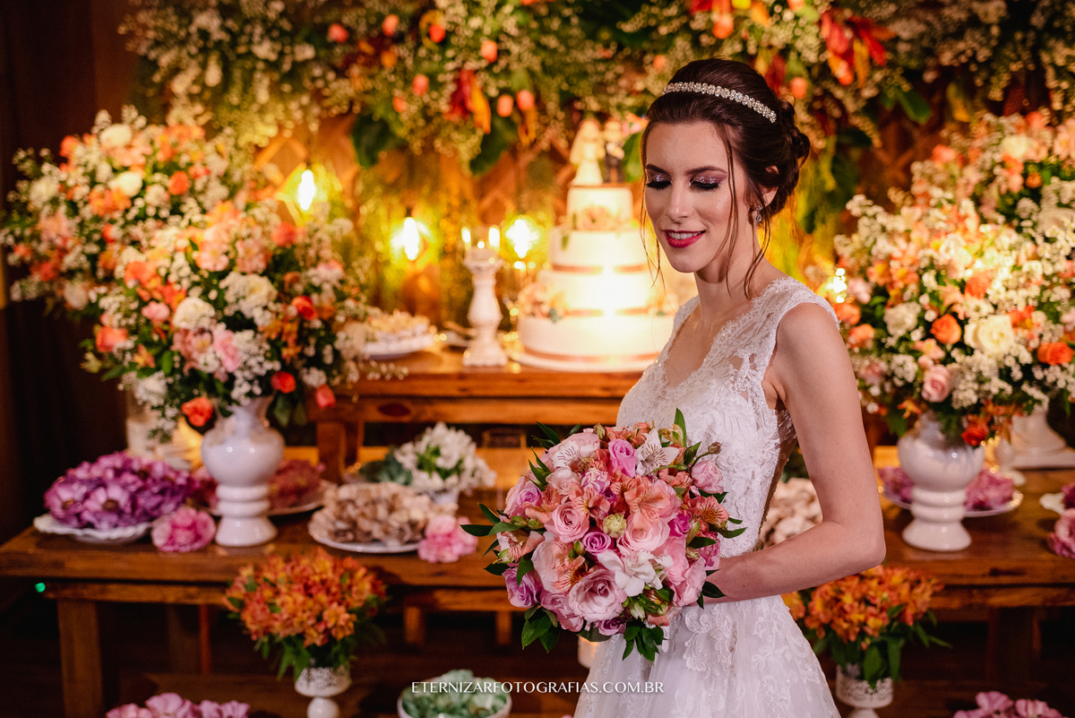 NOIVA NA MESA DE BOLO
FOTO DECORAÇÃO MESA DO BOLO
MESA DO BOLO PARA CASAMENTO RUSTICO
