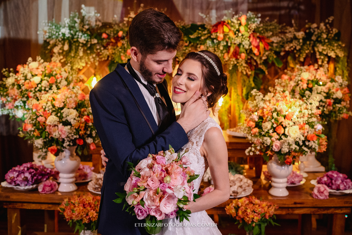 NOIVOS NA MESA DE BOLO
FOTO DECORAÇÃO MESA DO BOLO
MESA DO BOLO PARA CASAMENTO RUSTICO
