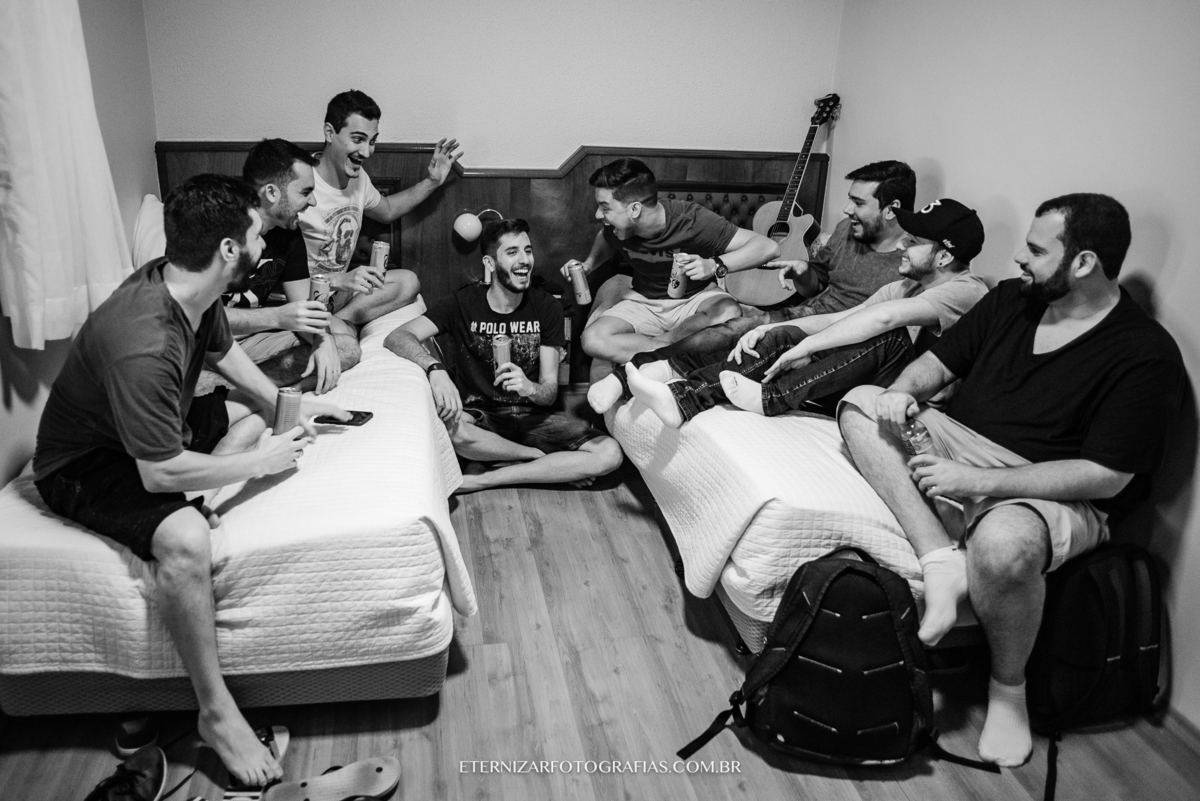 MAKING OF NOIVO
NOIVO COM AMIGOS
FOTOGRAFO DE CASAMENTO BAURU-SP