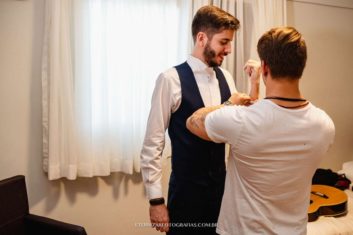 MAKING OF NOIVO
NOIVO COM AMIGOS
FOTOGRAFO DE CASAMENTO BAURU-SP