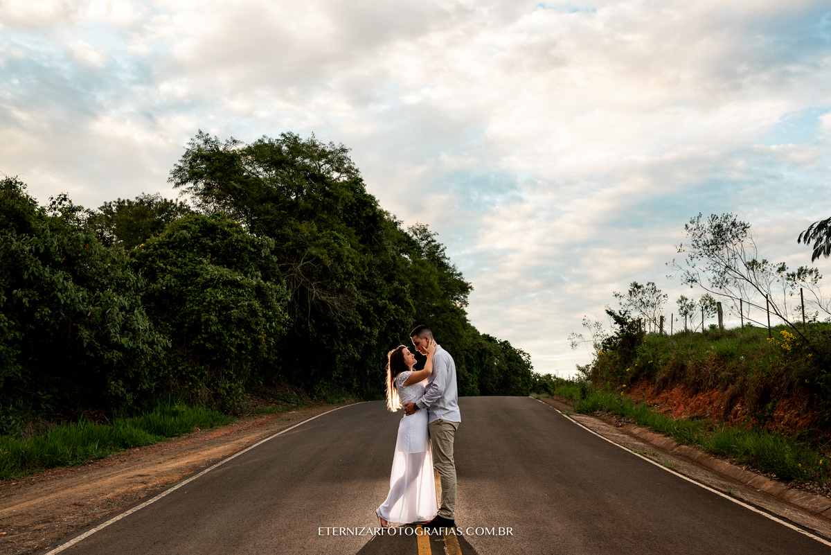 FOTO CASAL NA ESTRADA
ENSAIO CASAL EM BOTUCATU
ENSAIO DE CASAL
FOTOGRAFIA DE CASAL
ENSAIO PRE WEDDING 
PRÉ-WEDDING 
POR DO SOL