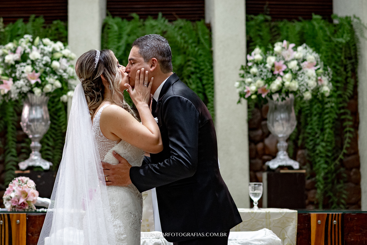 BEIJO DOS NOIVOS
FOTOGRAFO DE CASAMENTO BAURU-SP
NOIVA 
FOTOGRAFIA DE CASAMENTO BAURU-SP
VESTIDO DA NOIVA
MAKE NOIVA