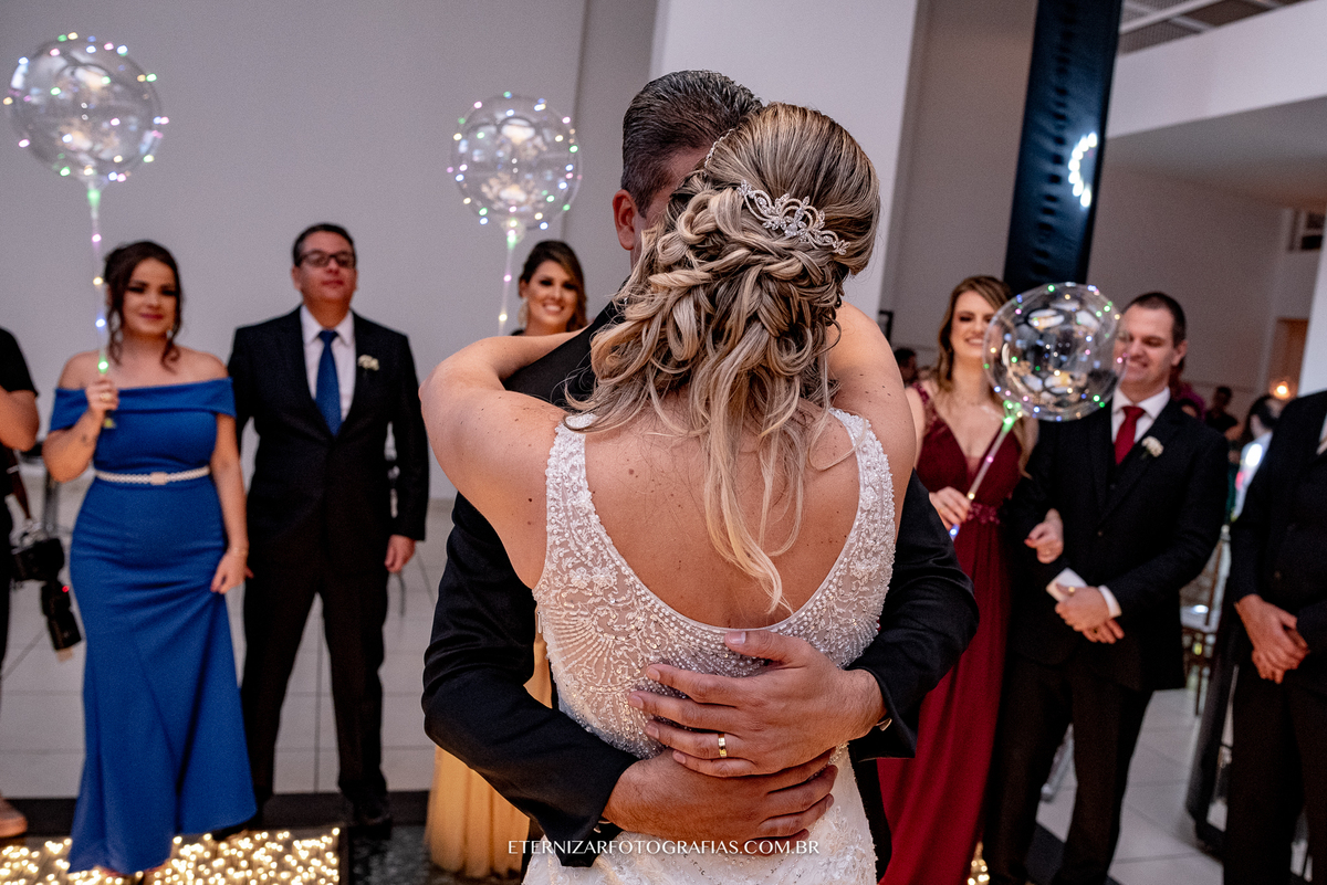 DANÇA DOS NOIVOS
FOTOGRAFO DE CASAMENTO BAURU-SP
NOIVA 
FOTOGRAFIA DE CASAMENTO BAURU-SP
VESTIDO DA NOIVA
MAKE NOIVA