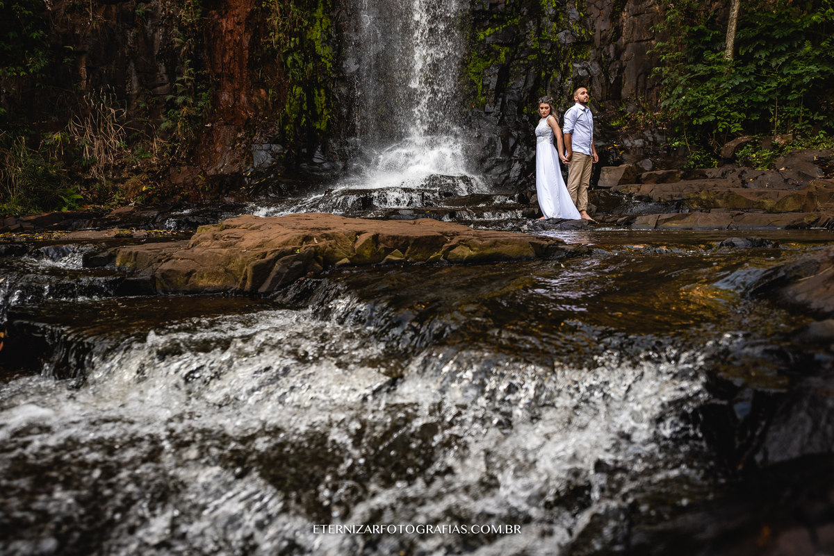 ENSAIO DE CASAL
FOTOGRAFIA DE CASAL VESTIDO DE NOIVA