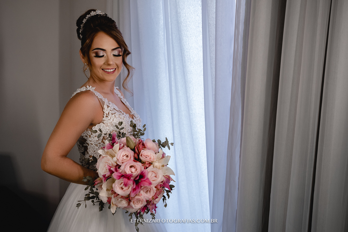 RETRATO NOIVA JANELA 
Casamento no Campo Chácara Veneza noiva na janela