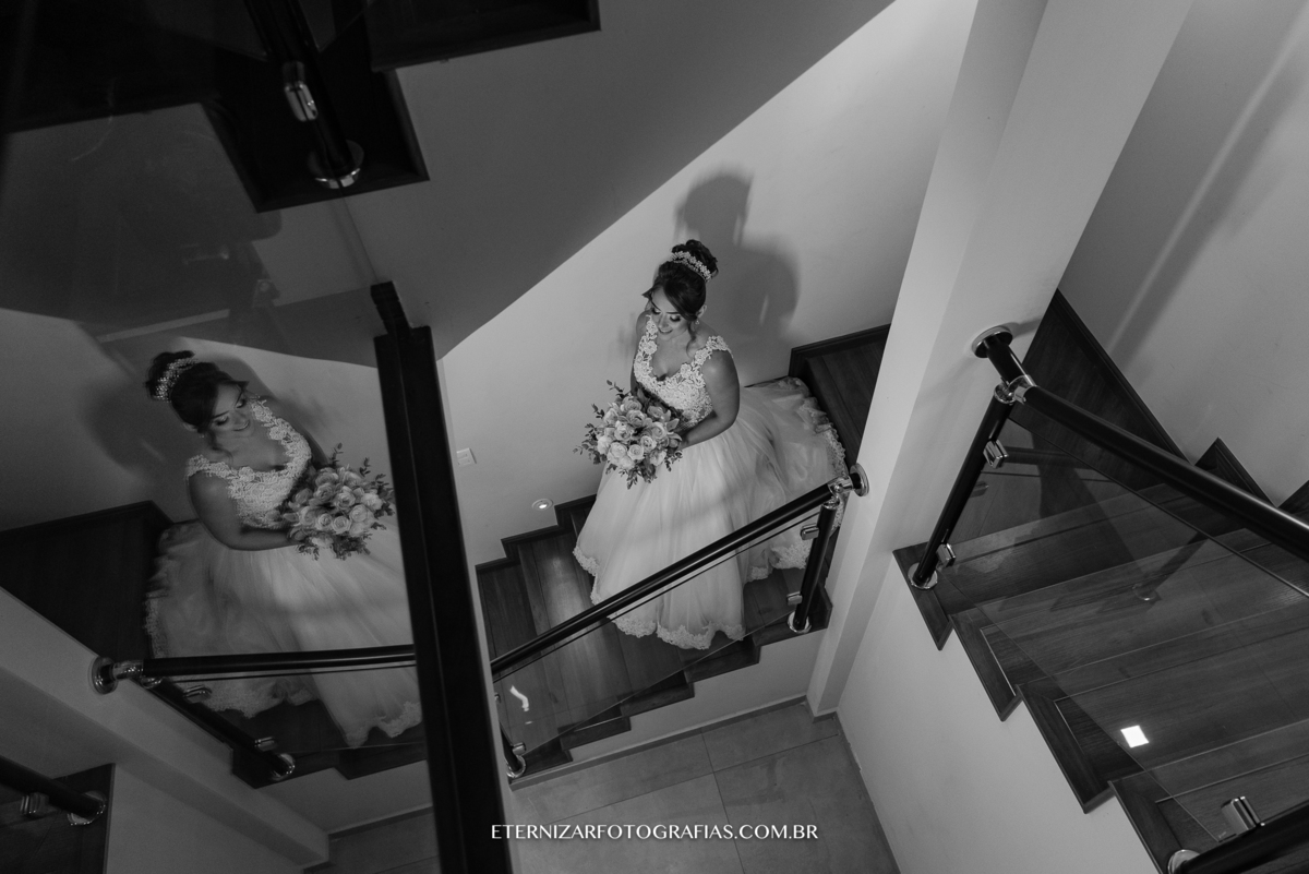 Casamento no Campo Chácara Veneza noiva na escada