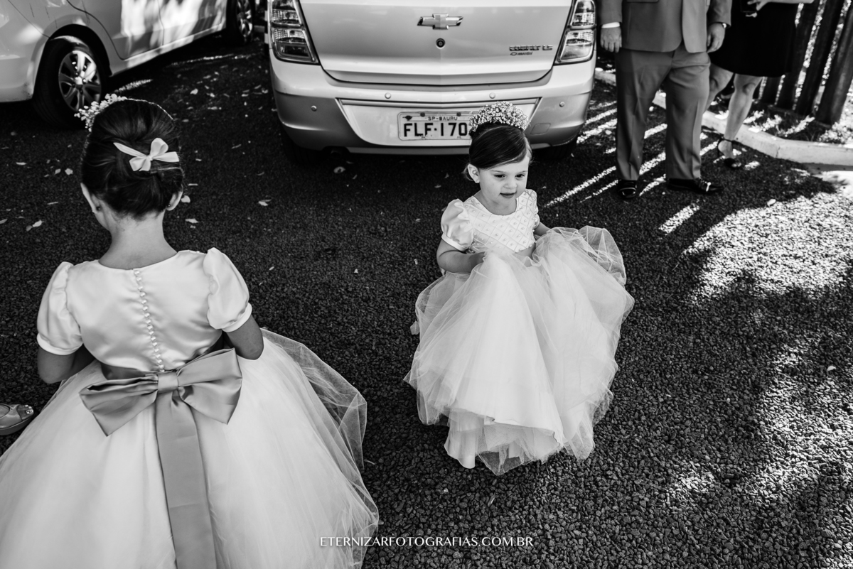 Casamento no Campo Chácara Veneza crianças no jardim
