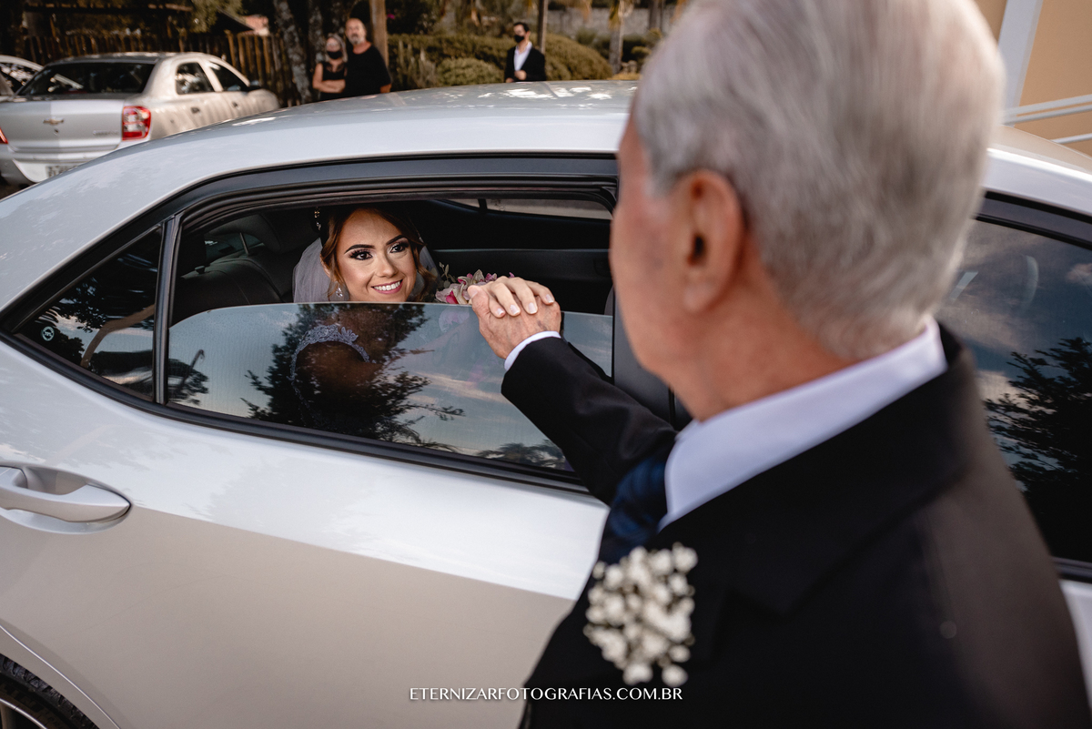 Casamento no Campo Chácara Veneza noiva no carro