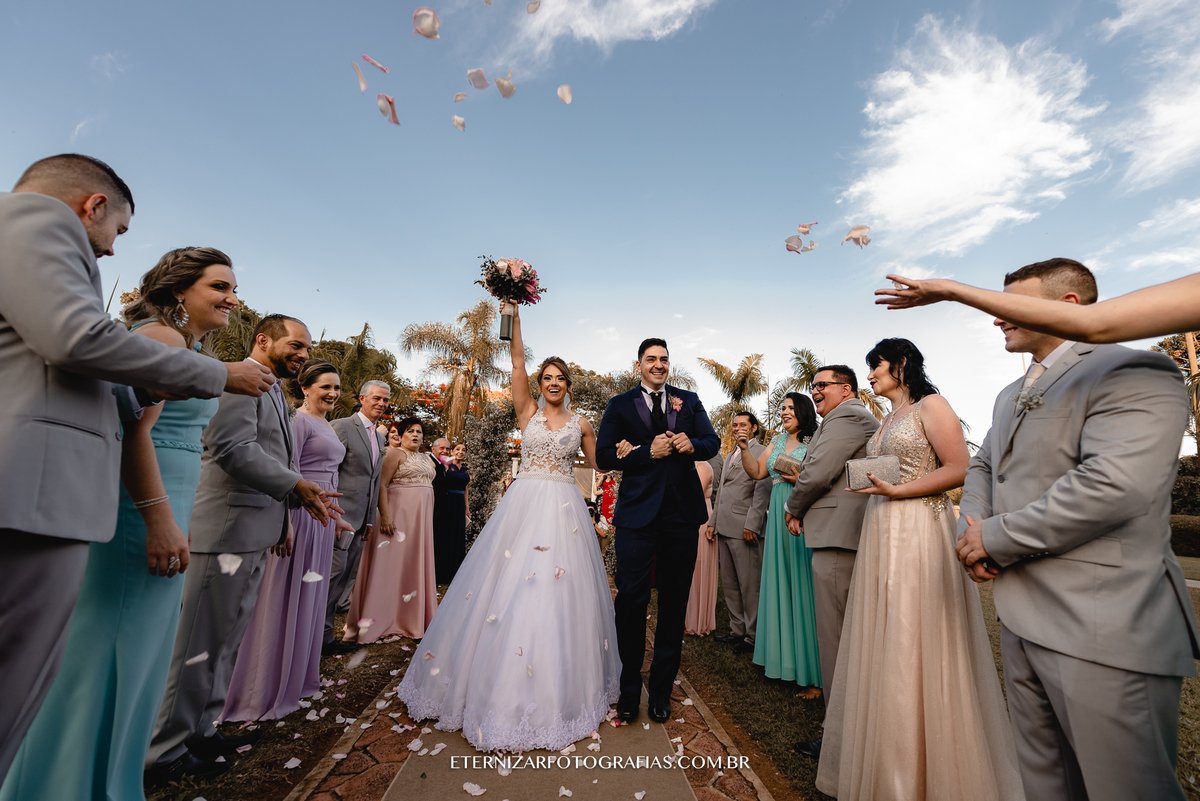 Casamento no Campo Chácara Veneza Por do Sol saída dos noivos