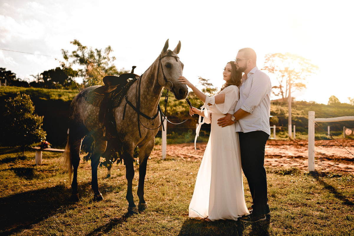 ENSAIO PRÉ-WEDDING HARAS EM PIRATININGA-SP | PRÉ CASAMENTO HARAS PIRATININGA-SP |  ENSAIO DE CASAL PIRATININGA-SP | ENSAIO DE CASAL EM HARAS | FOTOS CASAL NO POR DO SOL | FOTOGRAFO DE CASAMENTO BAURU-SP | FOTOGRAFO EM BAURU-SP | HARAS | HARAS PIRATININGA-