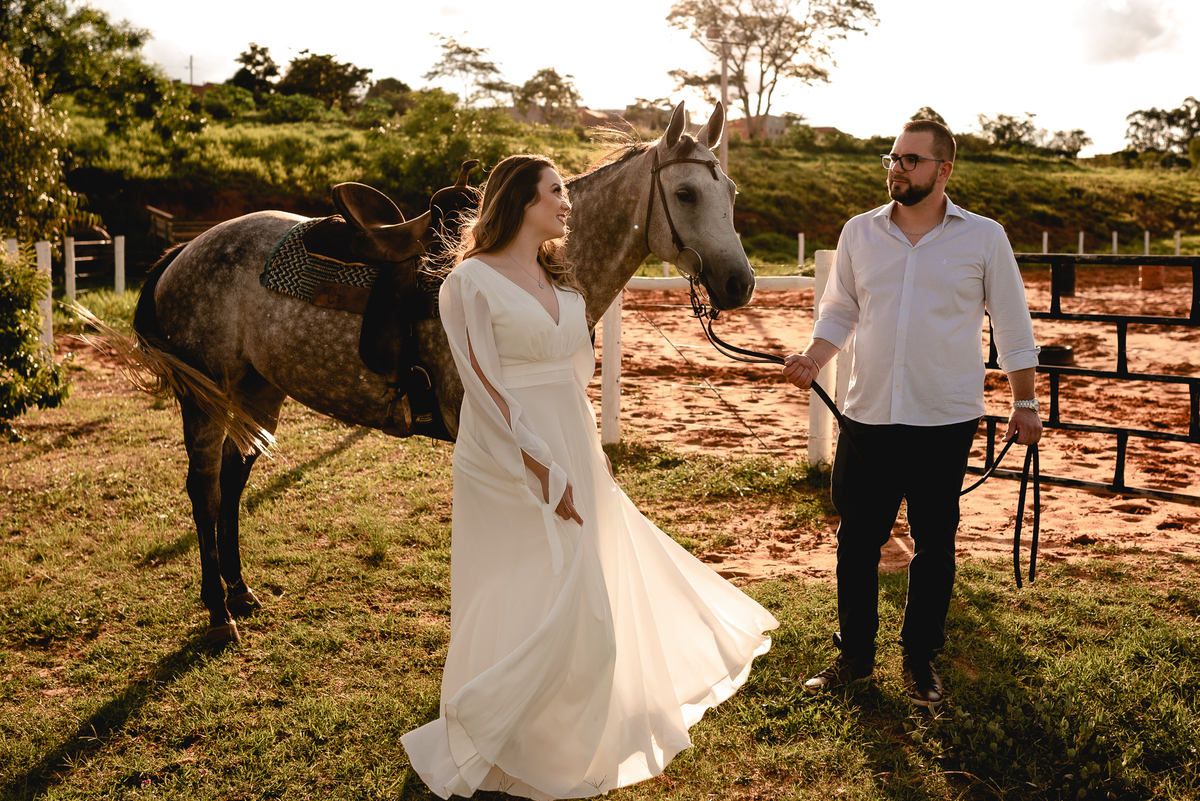ENSAIO PRÉ-WEDDING HARAS EM PIRATININGA-SP | PRÉ CASAMENTO HARAS PIRATININGA-SP |  ENSAIO DE CASAL PIRATININGA-SP | ENSAIO DE CASAL EM HARAS | FOTOS CASAL NO POR DO SOL | FOTOGRAFO DE CASAMENTO BAURU-SP | FOTOGRAFO EM BAURU-SP | HARAS | HARAS PIRATININGA-